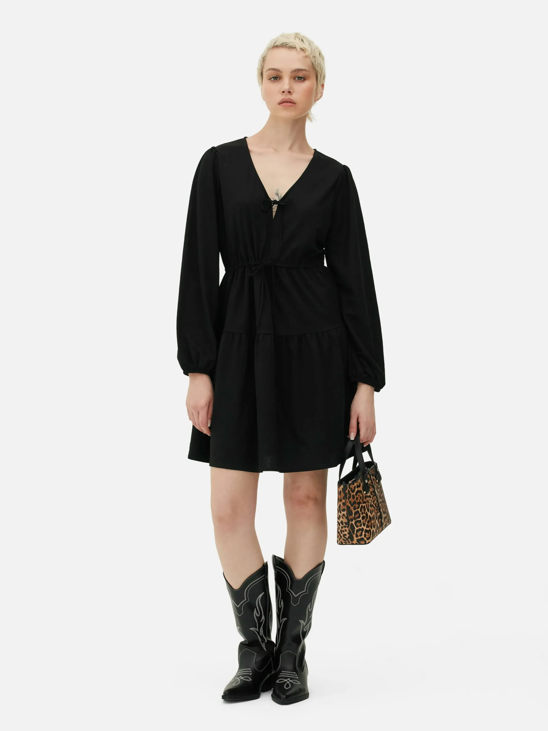 mini_robe__smocks_avec_co_0.webp Mini Robe à Smocks Avec Col En V Et Liens à Nouer