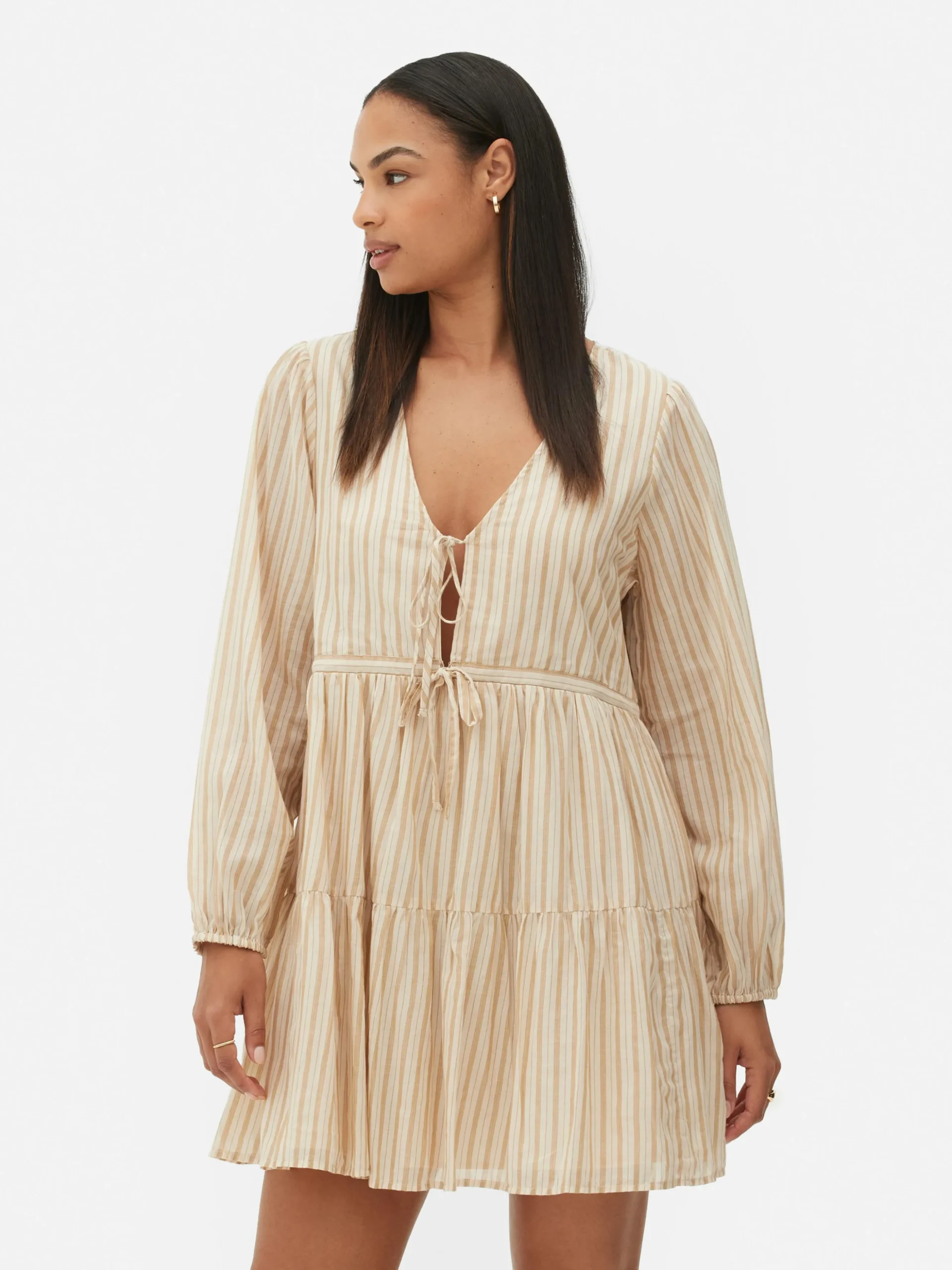 mini_robe__smocks_noue_su_1.webp Mini Robe à Smocks Nouée Sur Le Devant