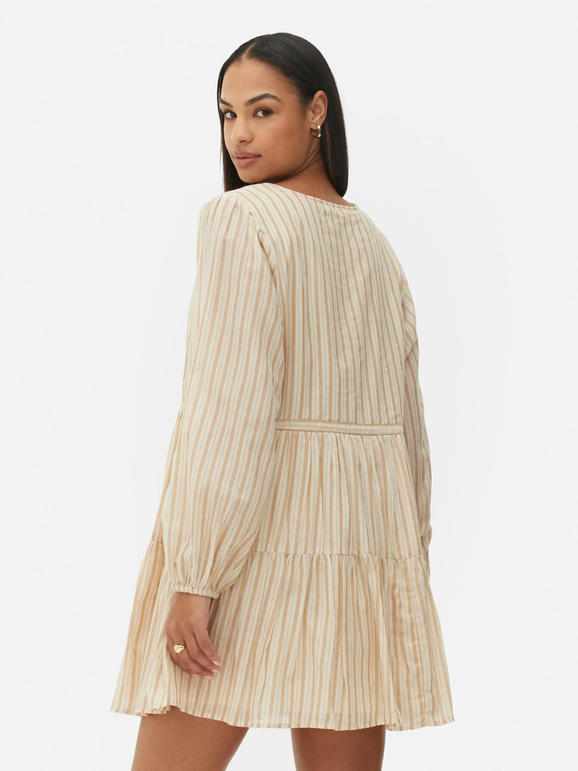 mini_robe__smocks_noue_su_3.webp Mini Robe à Smocks Nouée Sur Le Devant