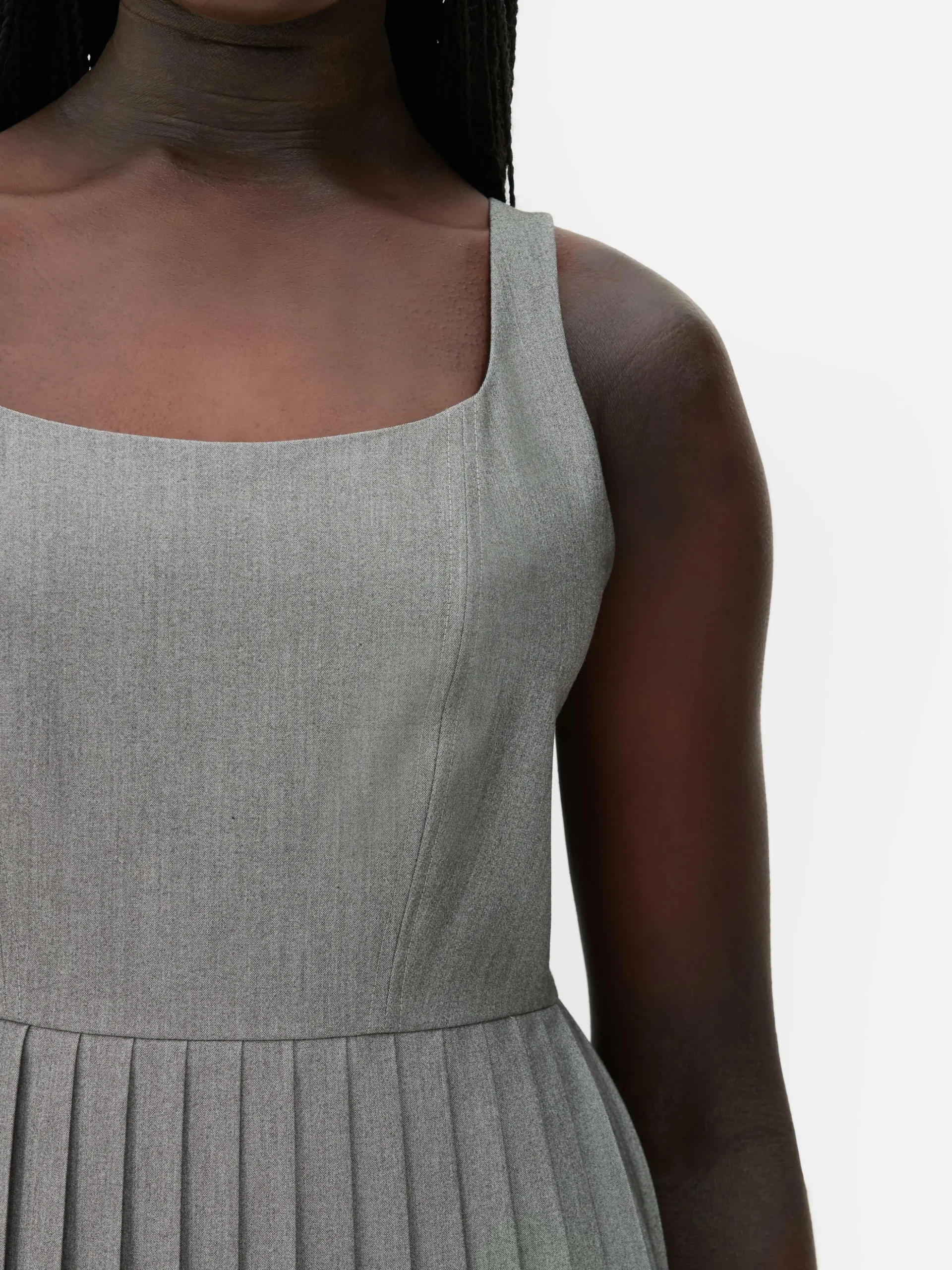 mini_robe_patineuse_pliss_2.webp Mini Robe Patineuse Plissée Rita Ora