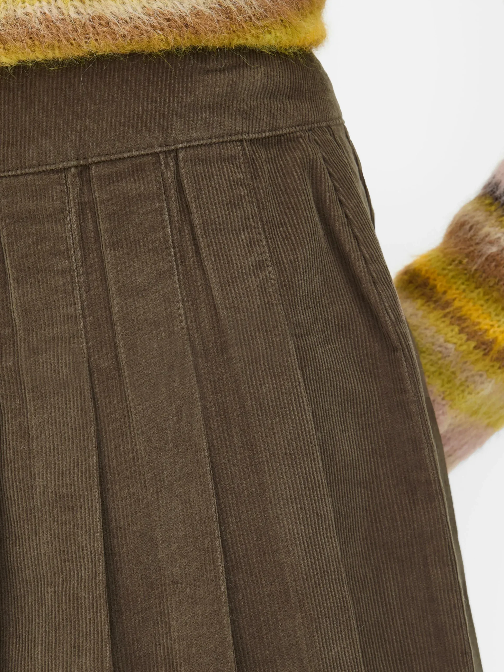 minijupe_en_velours_ctel__2.webp Mini-jupe En Velours Côtelé Rita Ora