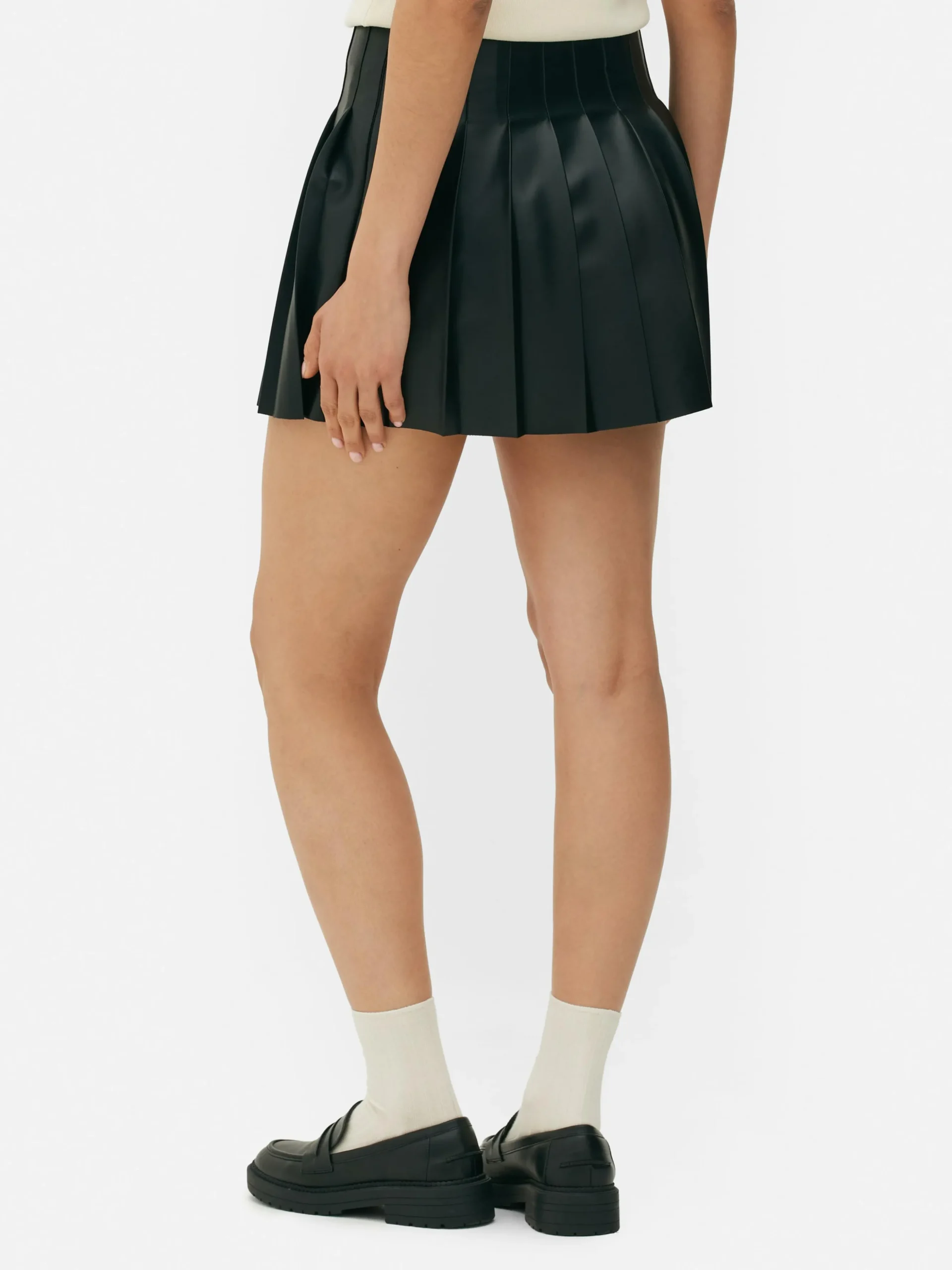minijupe_plisse_en_simili_3.webp Mini-jupe Plissée En Simili Cuir