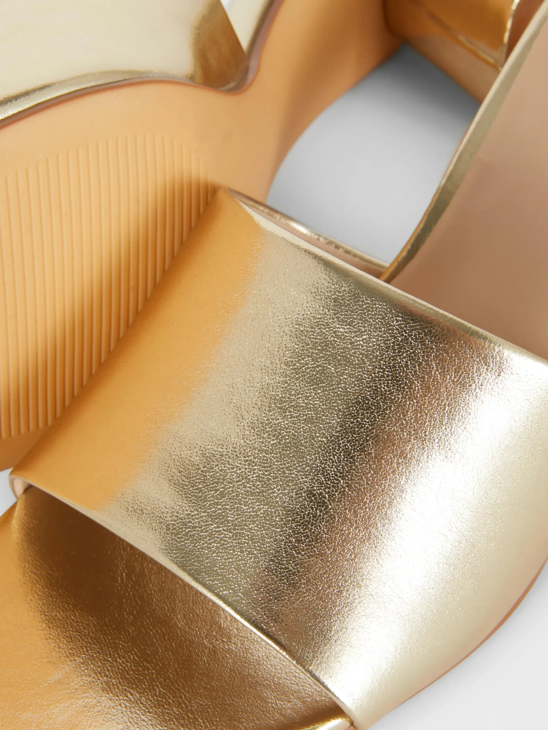 mules__talon_bloc_4-1.webp Mules à Talon Bloc