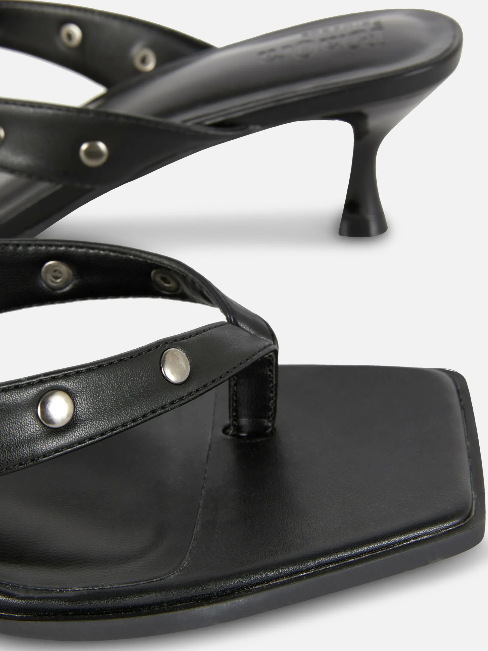 mules_cloutes_en_simili_c_4.webp Mules Cloutées En Simili Cuir Rita Ora