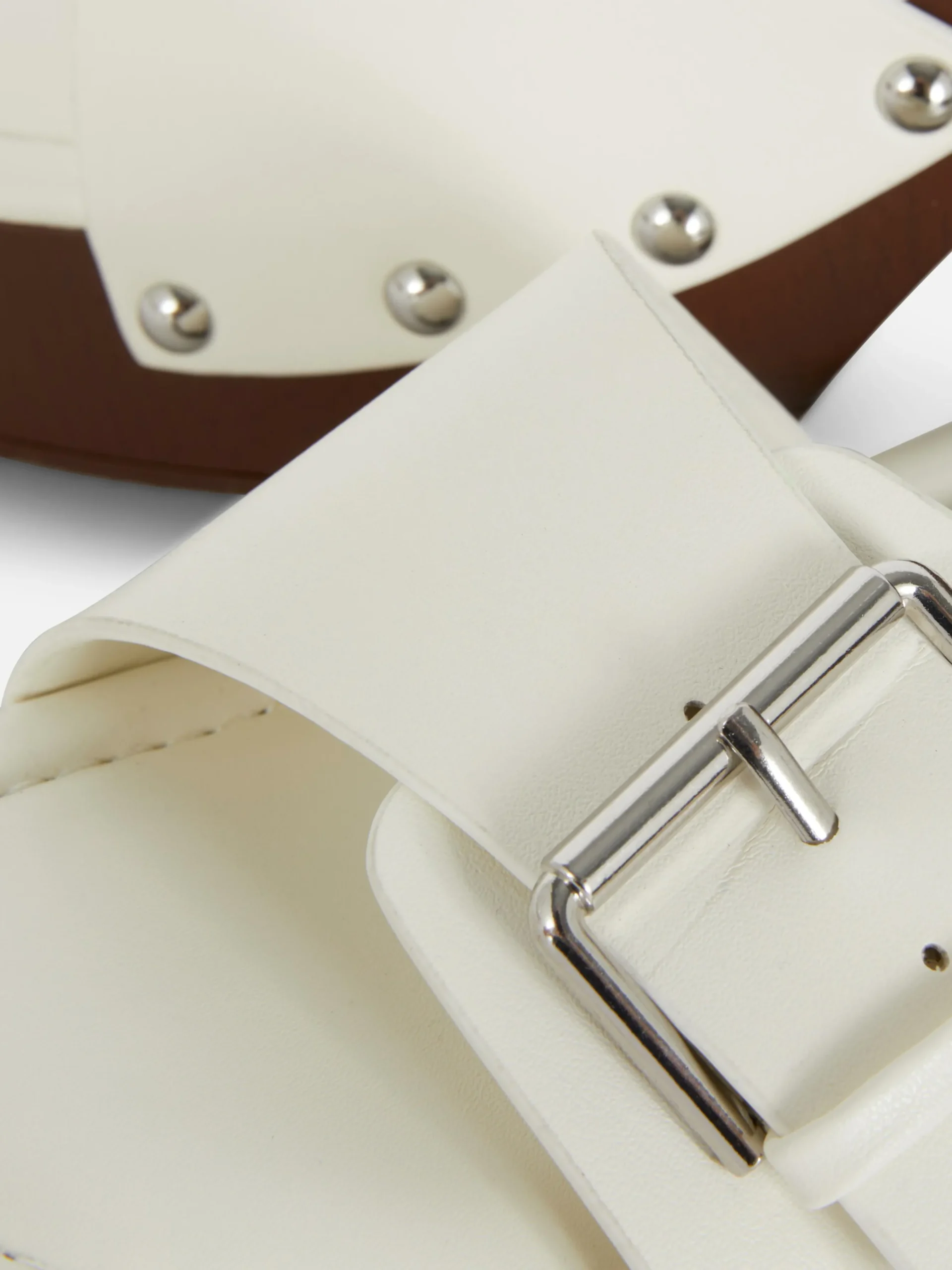 mules_sabots__talons_pais_4-1.webp Mules Sabots à Talons épais Rita Ora