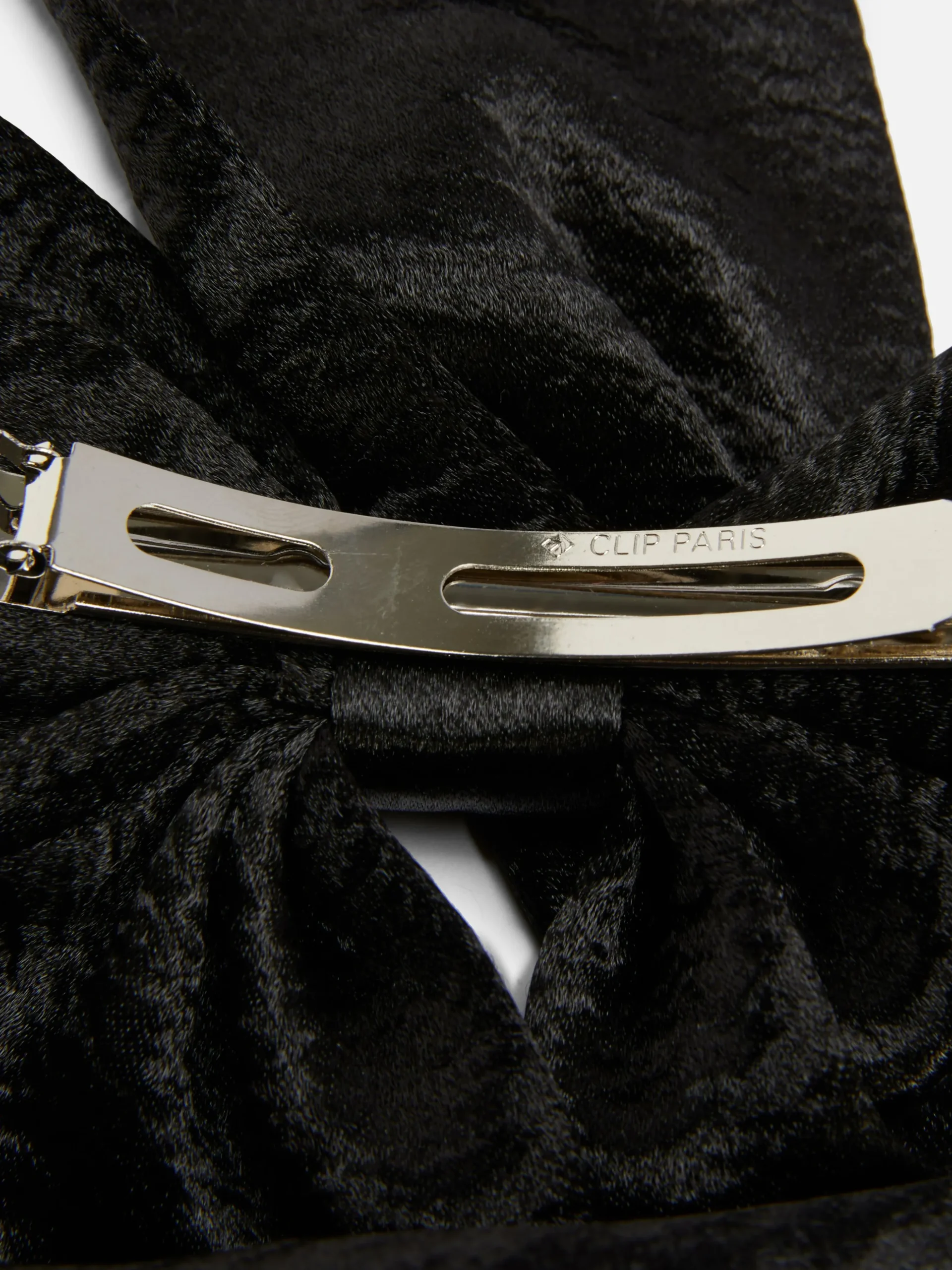 nud_pour_cheveux_en_satin_1.webp Nœud Pour Cheveux En Satin Froissé