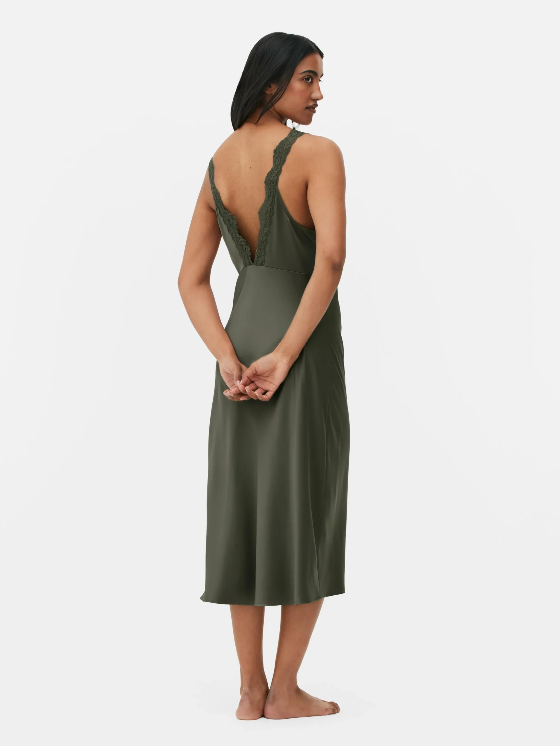 nuisette_milongue_en_sati_3.webp Nuisette Mi-longue En Satin à Finitions En Dentelle