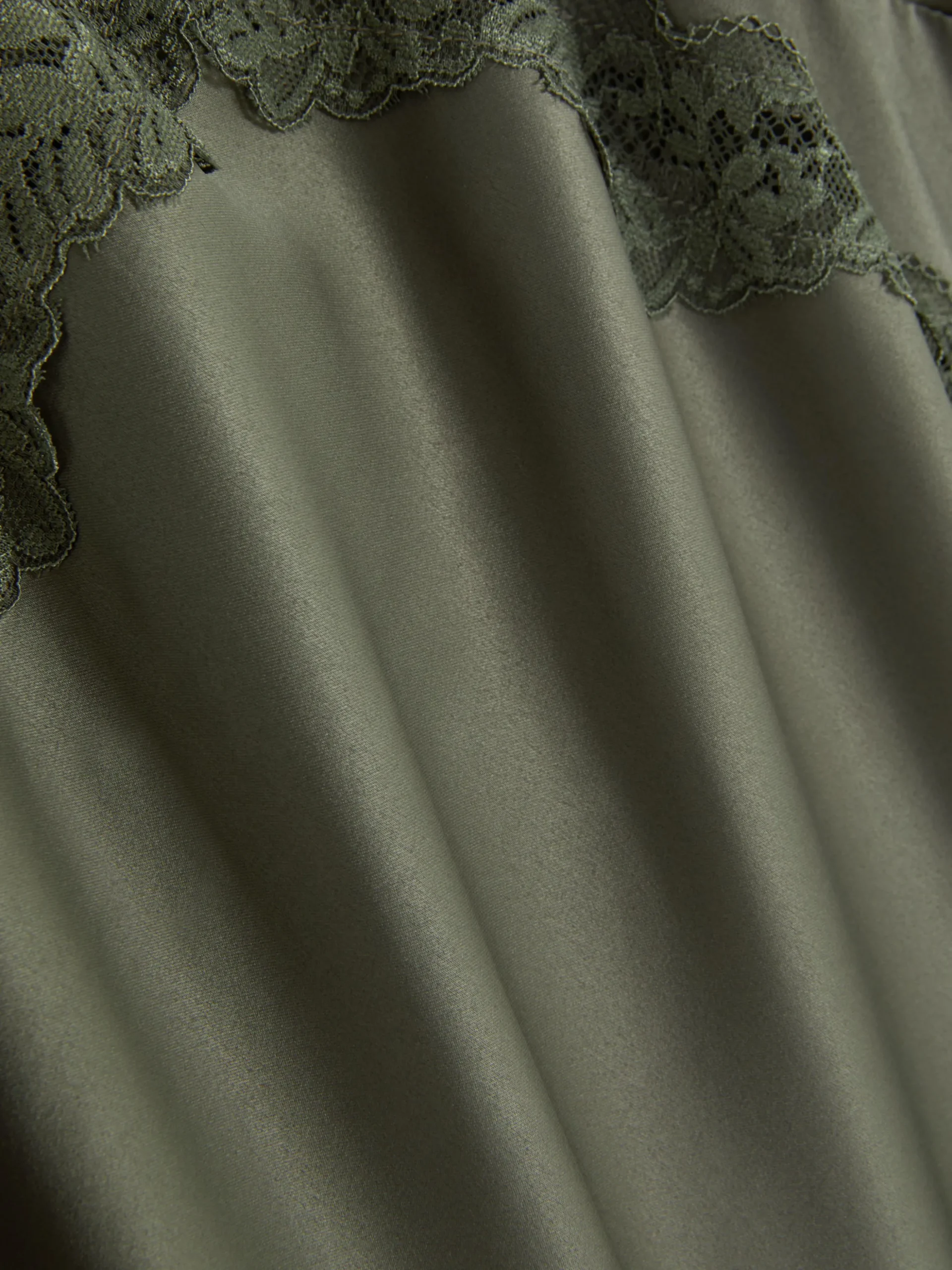 nuisette_milongue_en_sati_5.webp Nuisette Mi-longue En Satin à Finitions En Dentelle