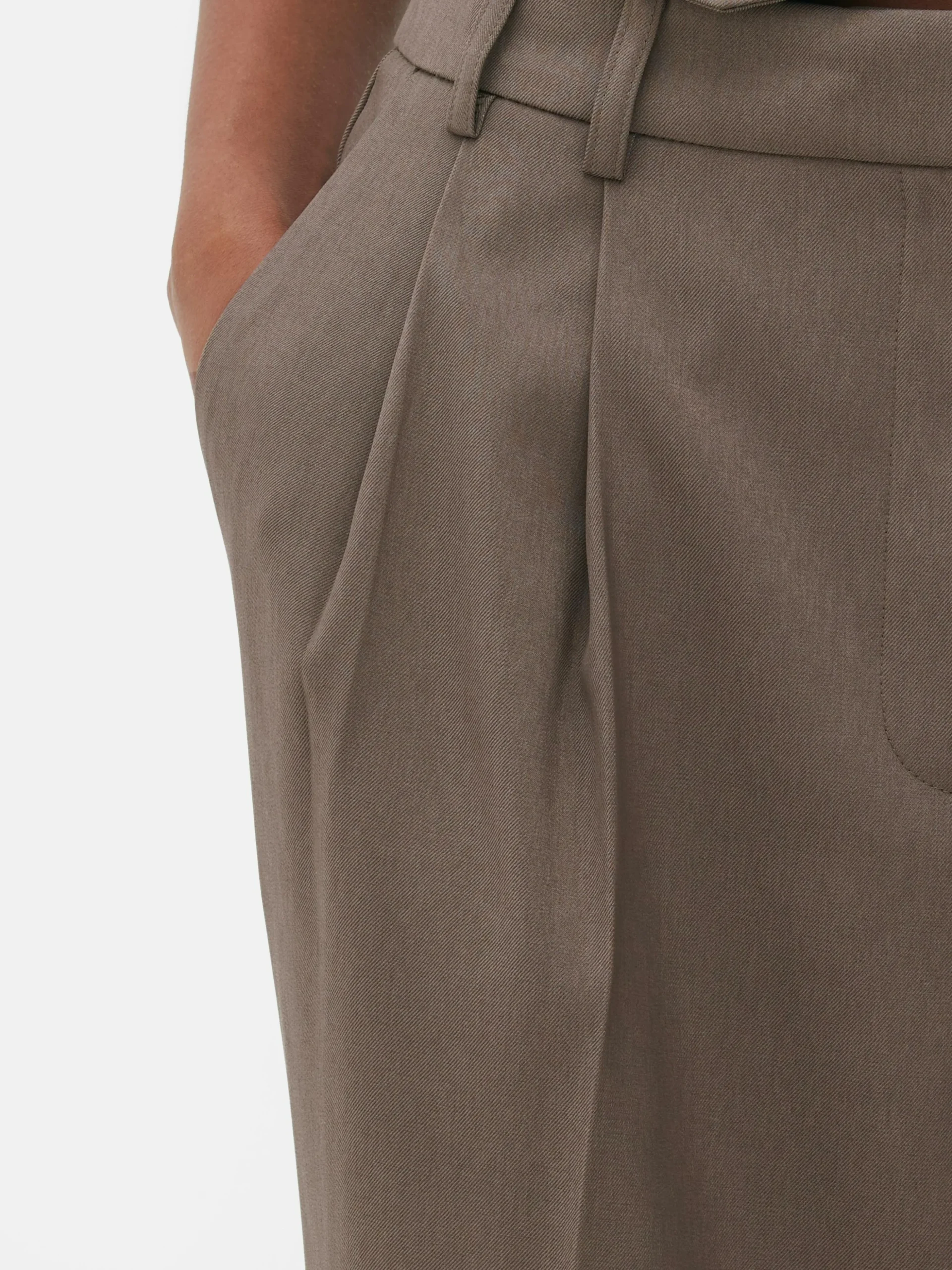 pantalon_ajust_pliss_sur__2.webp Pantalon Ajusté Plissé Sur Le Devant