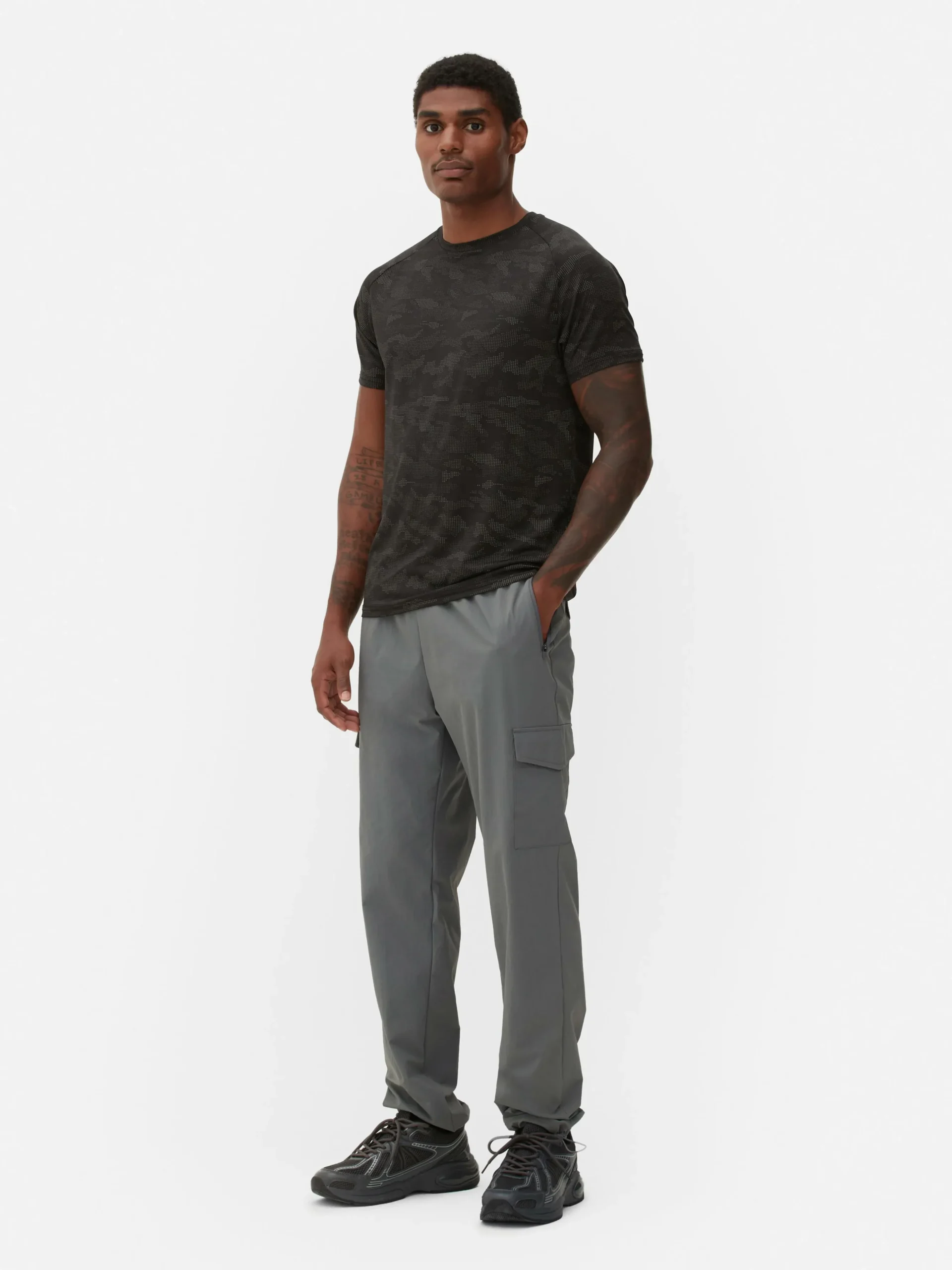 pantalon_cargo_resserr_au_0-1.webp Pantalon Cargo Resserré Aux Chevilles Avec Bloque-cordon