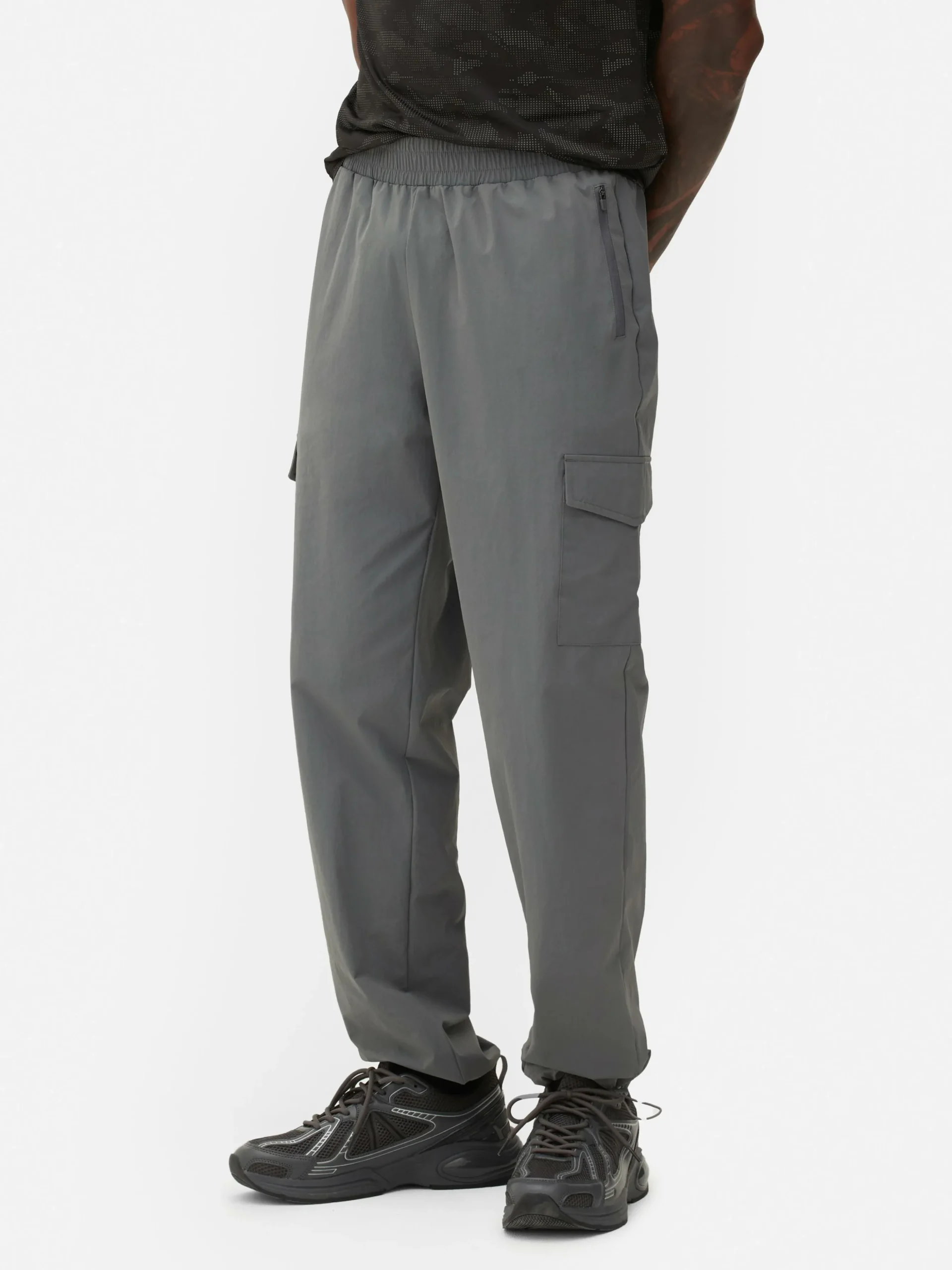 pantalon_cargo_resserr_au_1-1.webp Pantalon Cargo Resserré Aux Chevilles Avec Bloque-cordon
