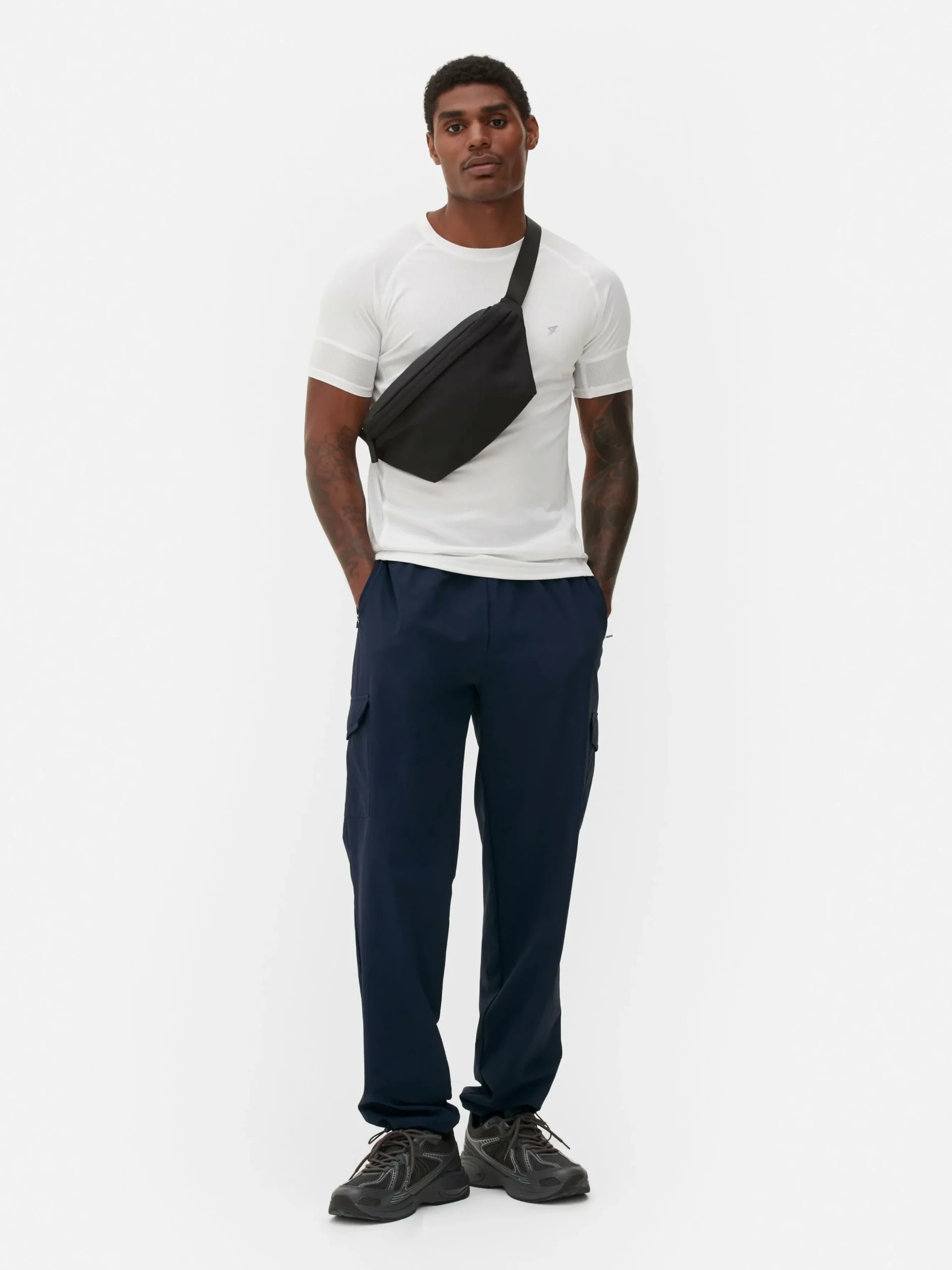 pantalon_cargo_resserr_au_1-2.webp Pantalon Cargo Resserré Aux Chevilles Avec Bloque-cordon