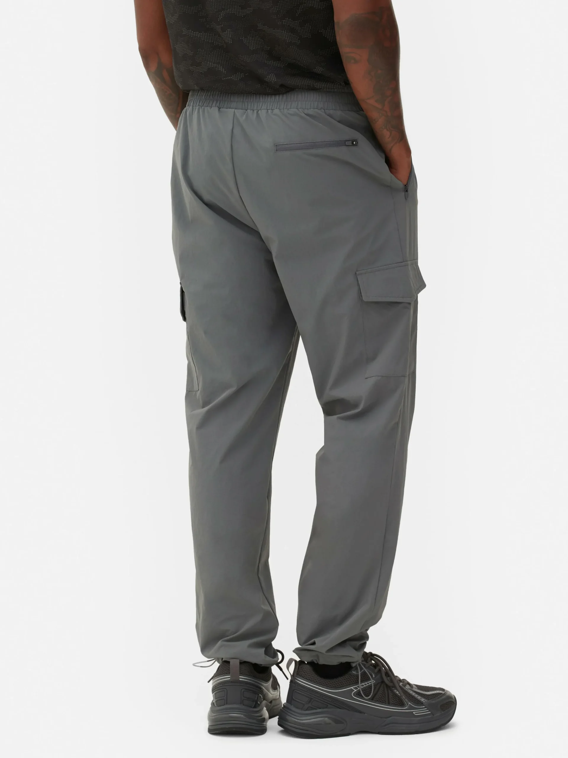 pantalon_cargo_resserr_au_3-1.webp Pantalon Cargo Resserré Aux Chevilles Avec Bloque-cordon