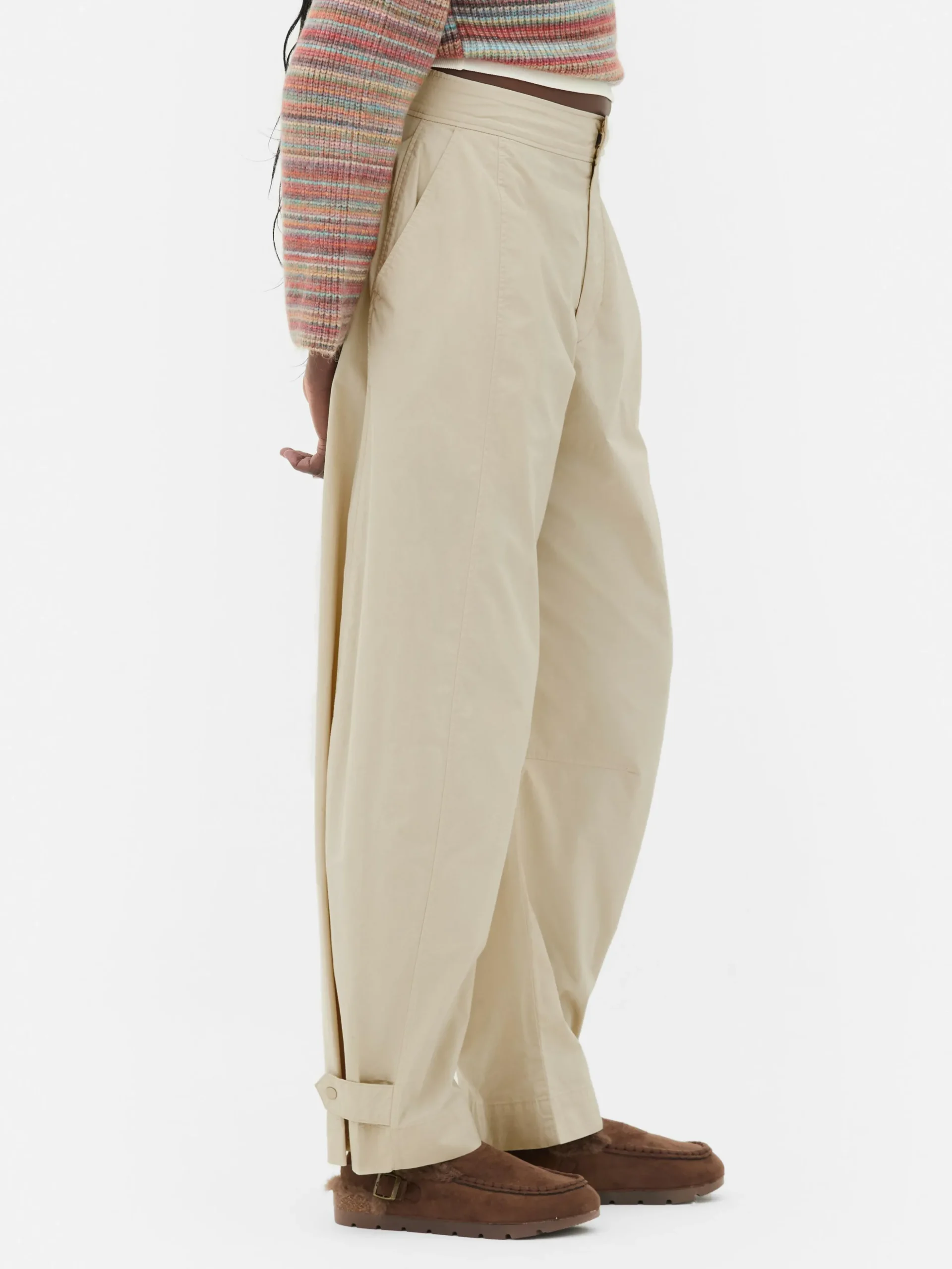 pantalon_utilitaire_coupe_3-1.webp Pantalon Utilitaire Coupe Barrel Rita Ora