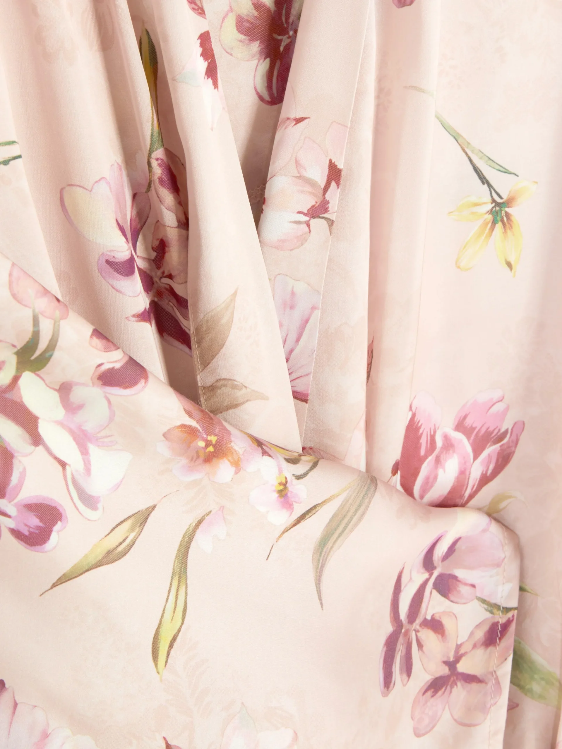 peignoir_floral_en_satin_1.webp Peignoir Floral En Satin