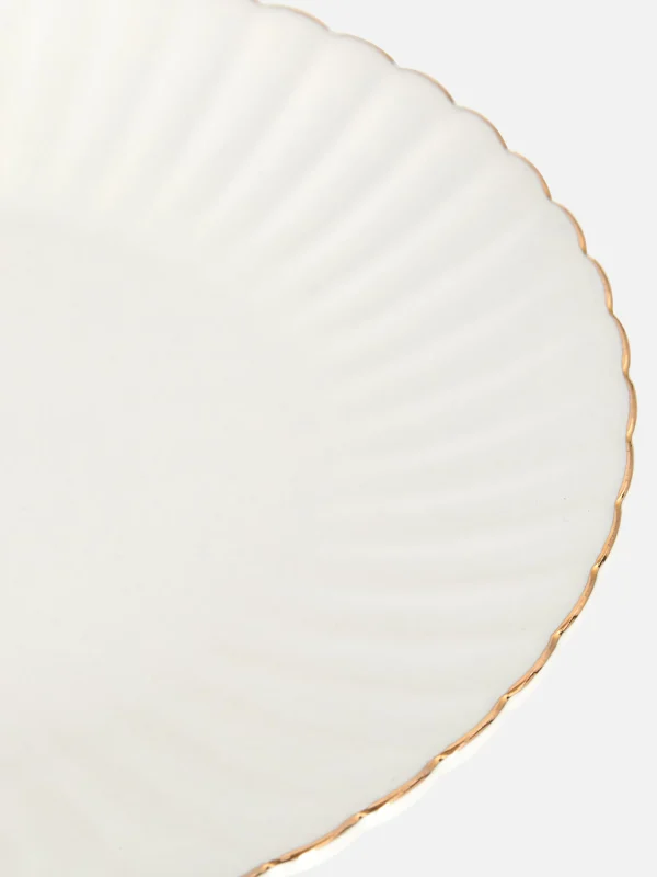 Petite Assiette Festonnée à Détails Dorés