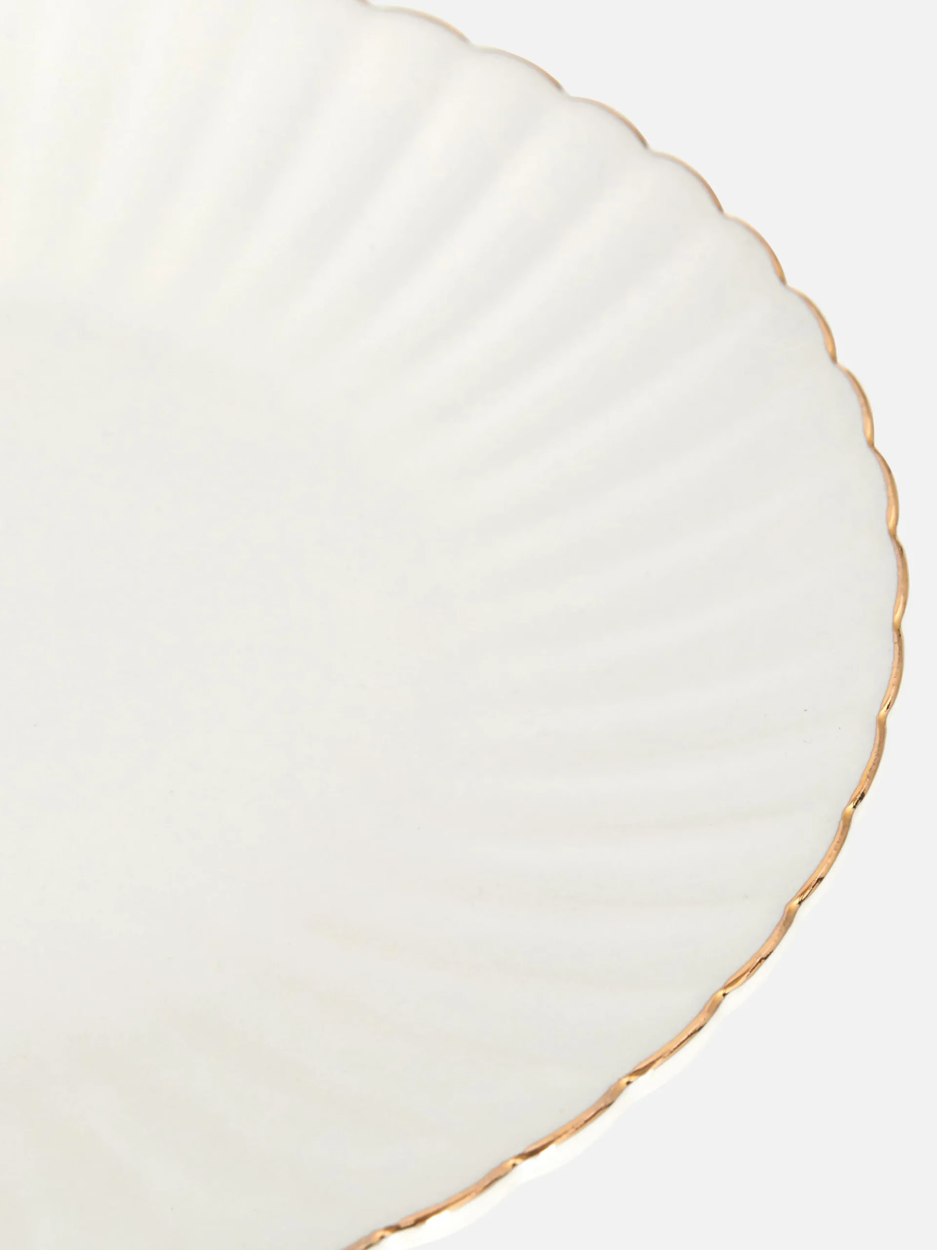 petite_assiette_festonne__1.webp Petite Assiette Festonnée à Détails Dorés