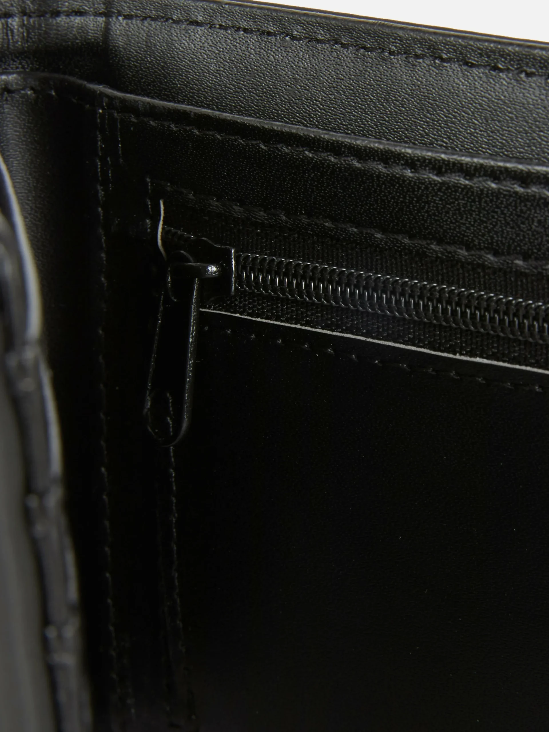 portefeuille_caoutchout___2.webp Portefeuille Caoutchouté à Deux Volets