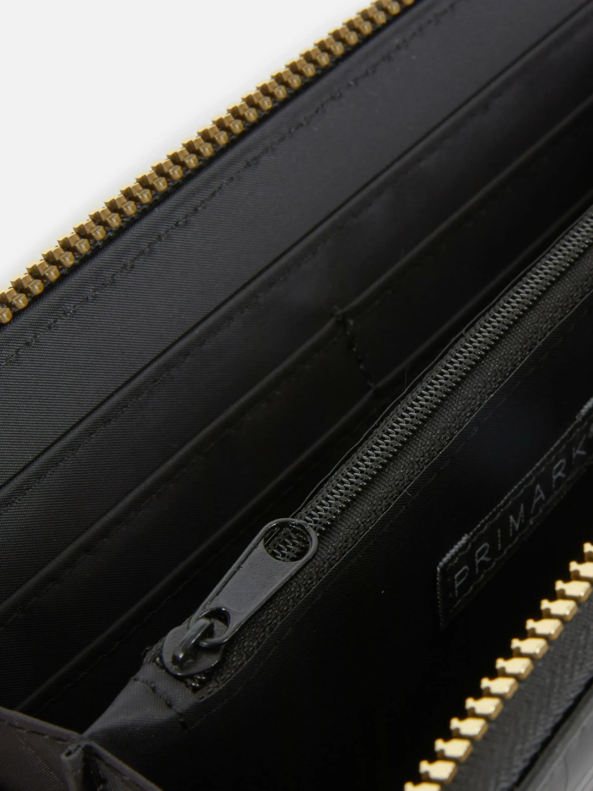 portemonnaie_zipp_en_imit_2.webp Porte-monnaie Zippé En Imitation Croco à Initiale