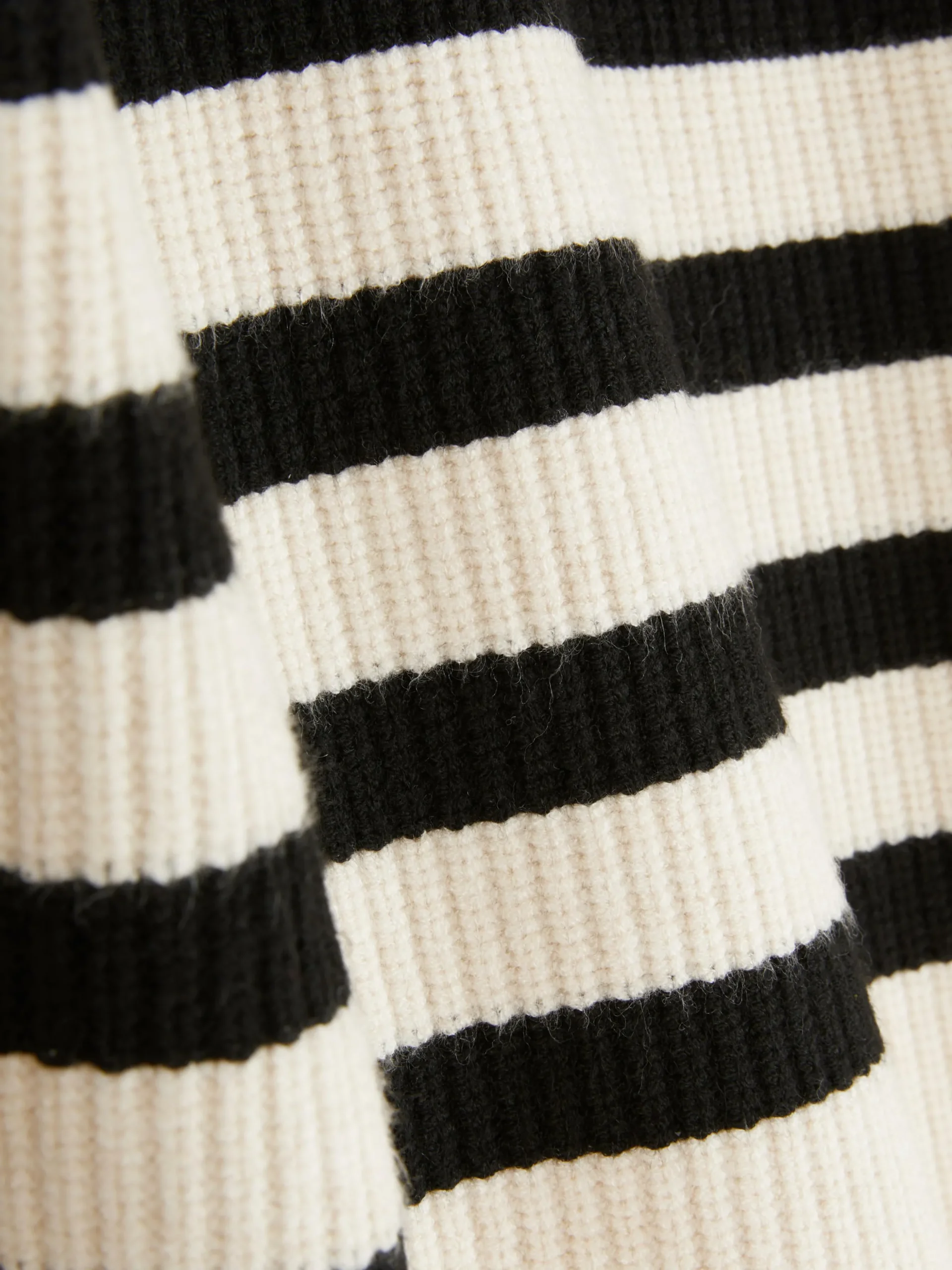 pull__col_rasducou_et__bo_6-1.webp Pull à Col Ras-du-cou Et à Boutons