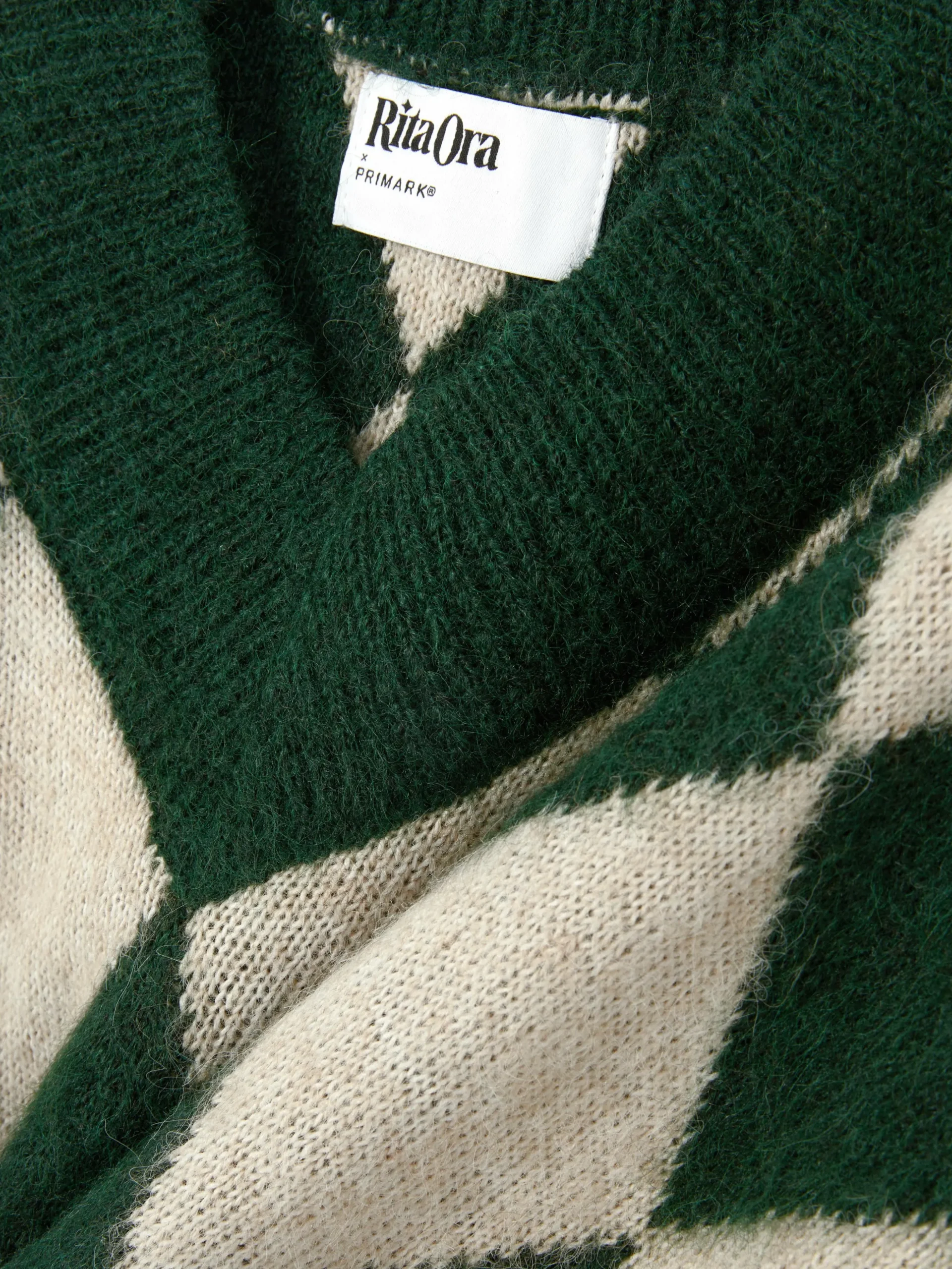 pull_en_maille__col_en_v__5.webp Pull En Maille à Col En V Et Motif Losanges Rita Ora