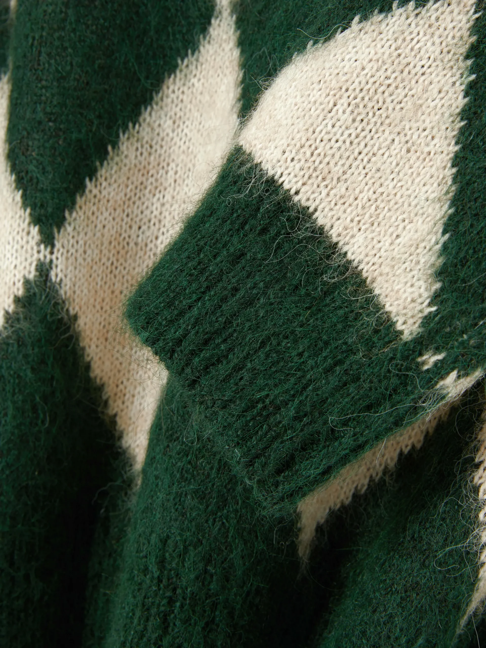 pull_en_maille__col_en_v__6.webp Pull En Maille à Col En V Et Motif Losanges Rita Ora