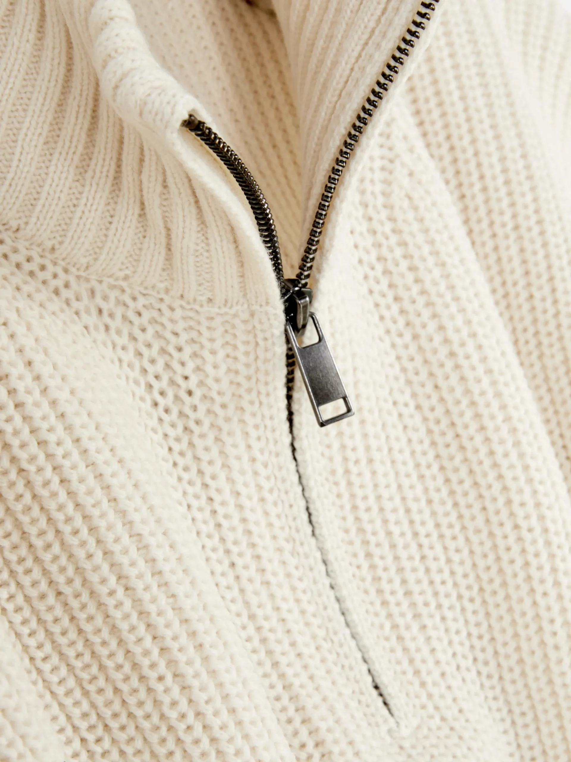 pull_en_maille_ctele__col_5.webp Pull En Maille Côtelée à Col Zippé