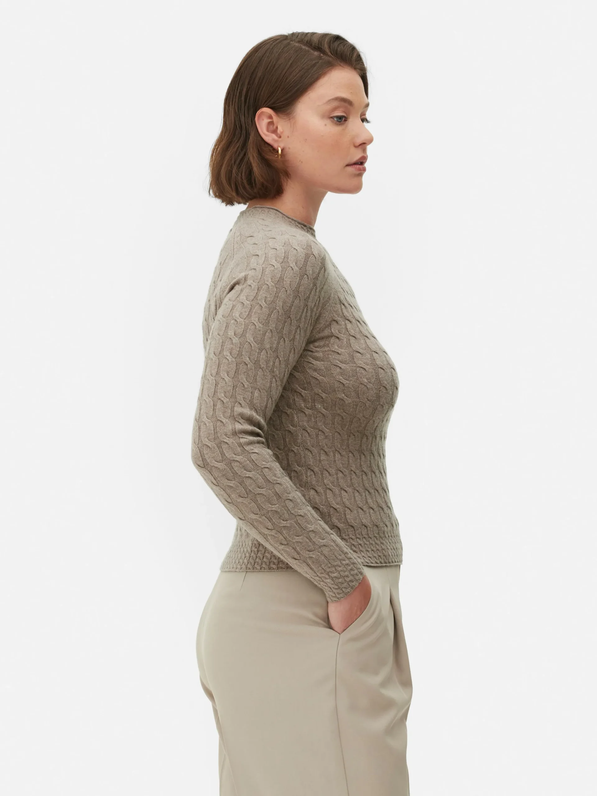 pull_en_maille_torsade__c_3-1.webp Pull En Maille Torsadée à Col Montant