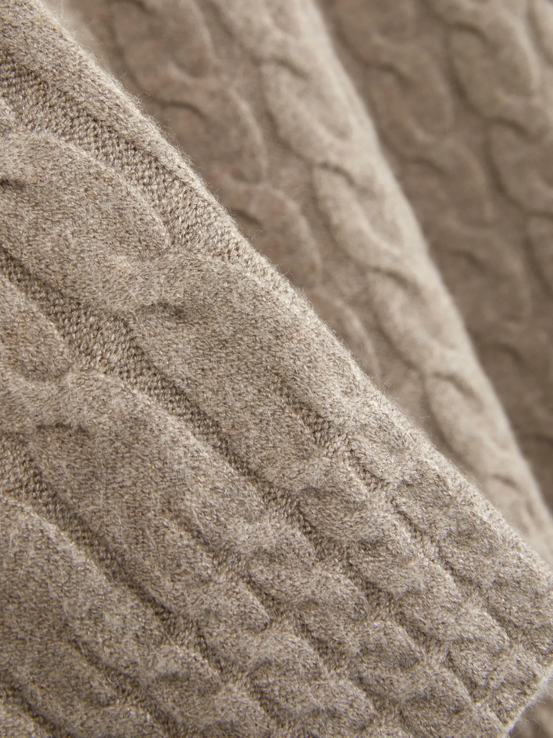 pull_en_maille_torsade__c_5-1.webp Pull En Maille Torsadée à Col Montant