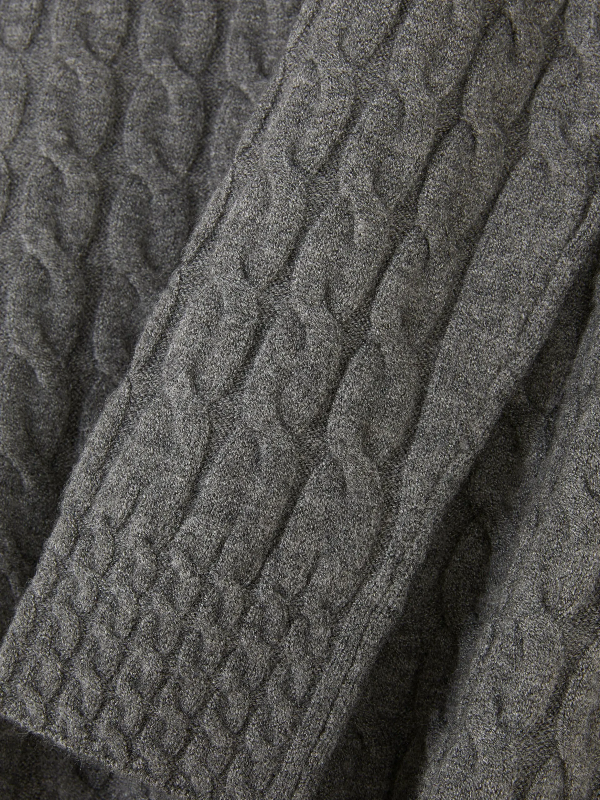 pull_en_maille_torsade__c_5-2.webp Pull En Maille Torsadée à Col Montant