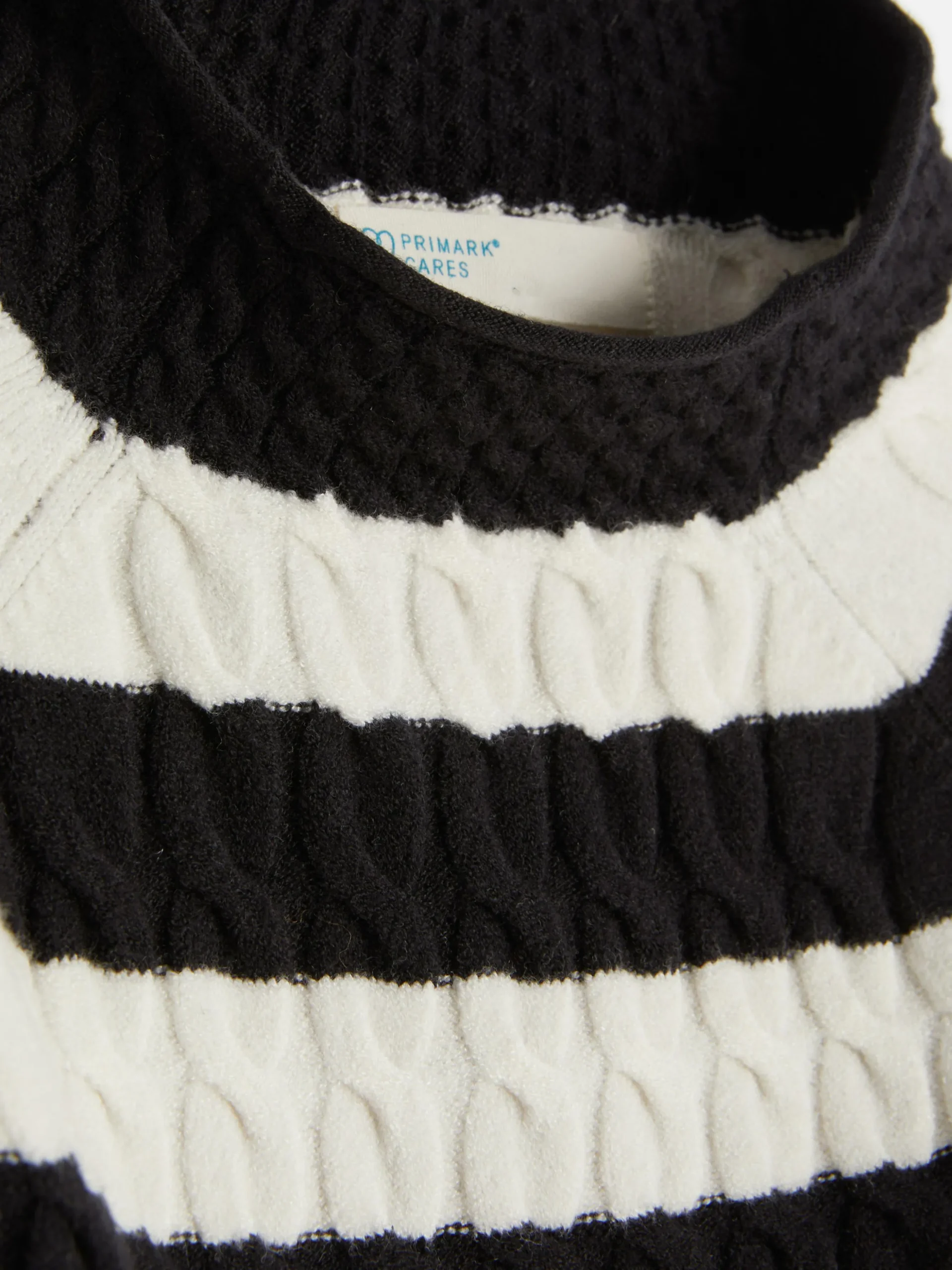 pull_en_maille_torsade__c_6-3.webp Pull En Maille Torsadée à Col Montant