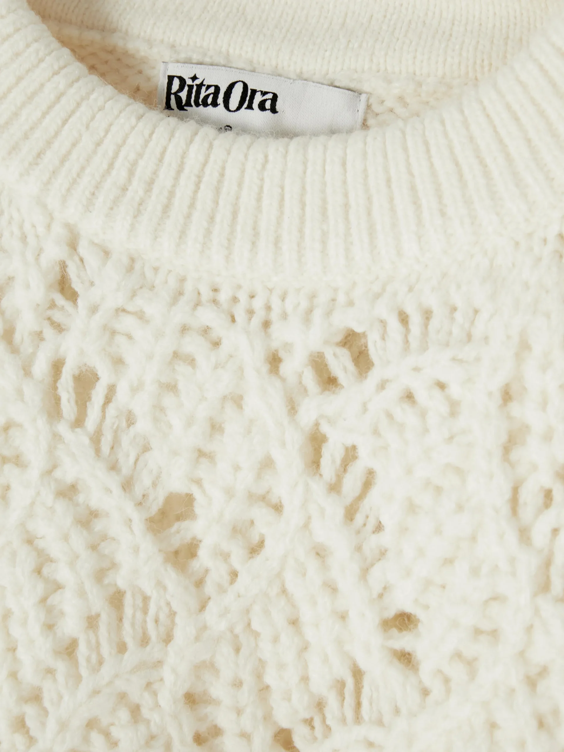 pull_en_maille_torsade_aj_5.webp Pull En Maille Torsadée Ajourée Rita Ora