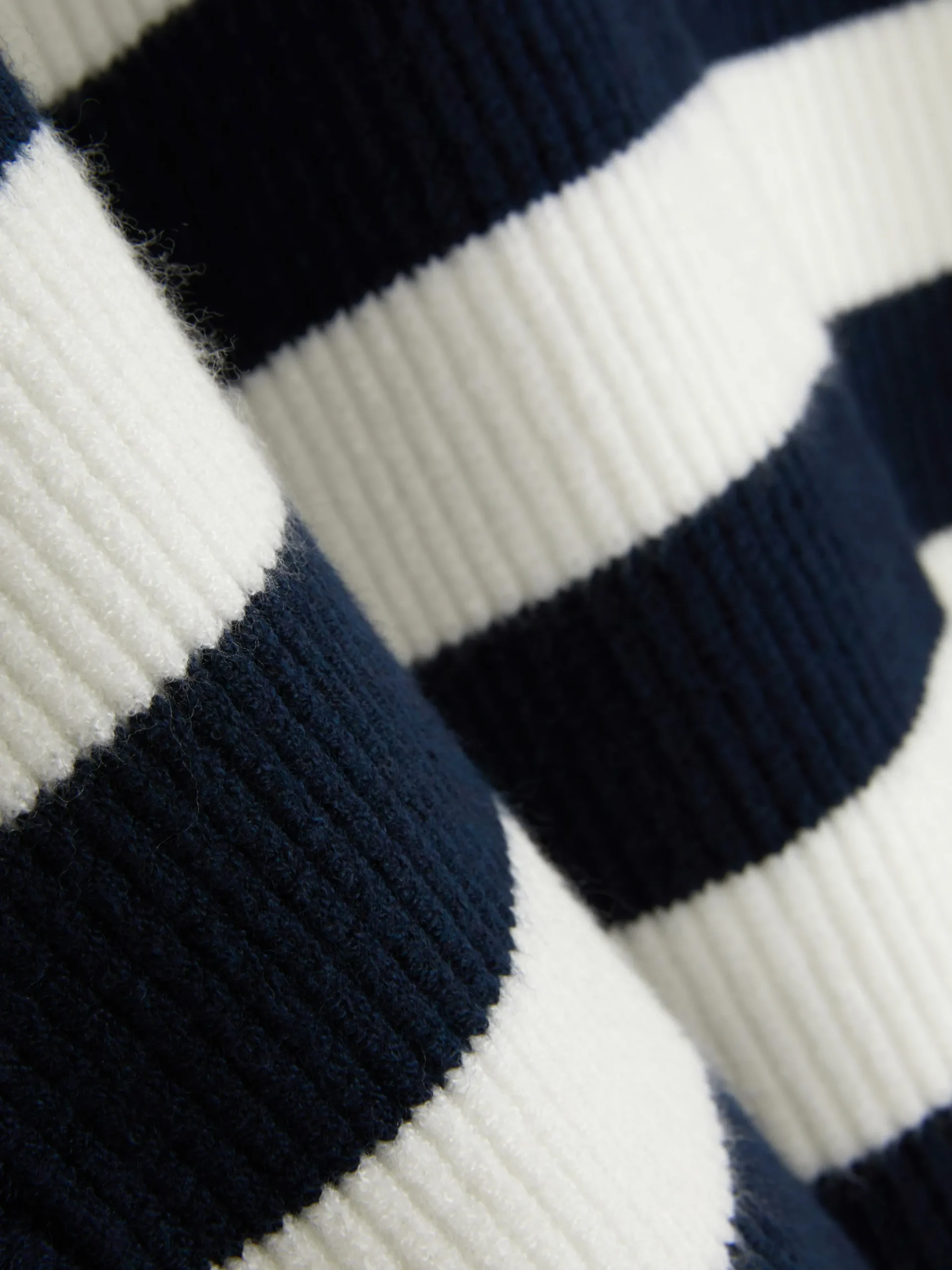 pull_tricot__encolure_zip_6-2.webp Pull Tricoté à Encolure Zippée