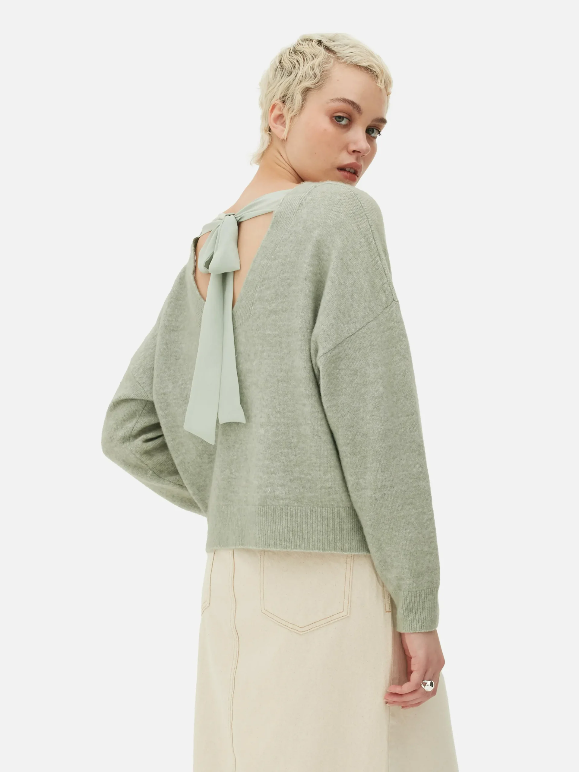 pull_tricot_avec_nud_dans_2.webp Pull Tricoté Avec Nœud Dans Le Dos