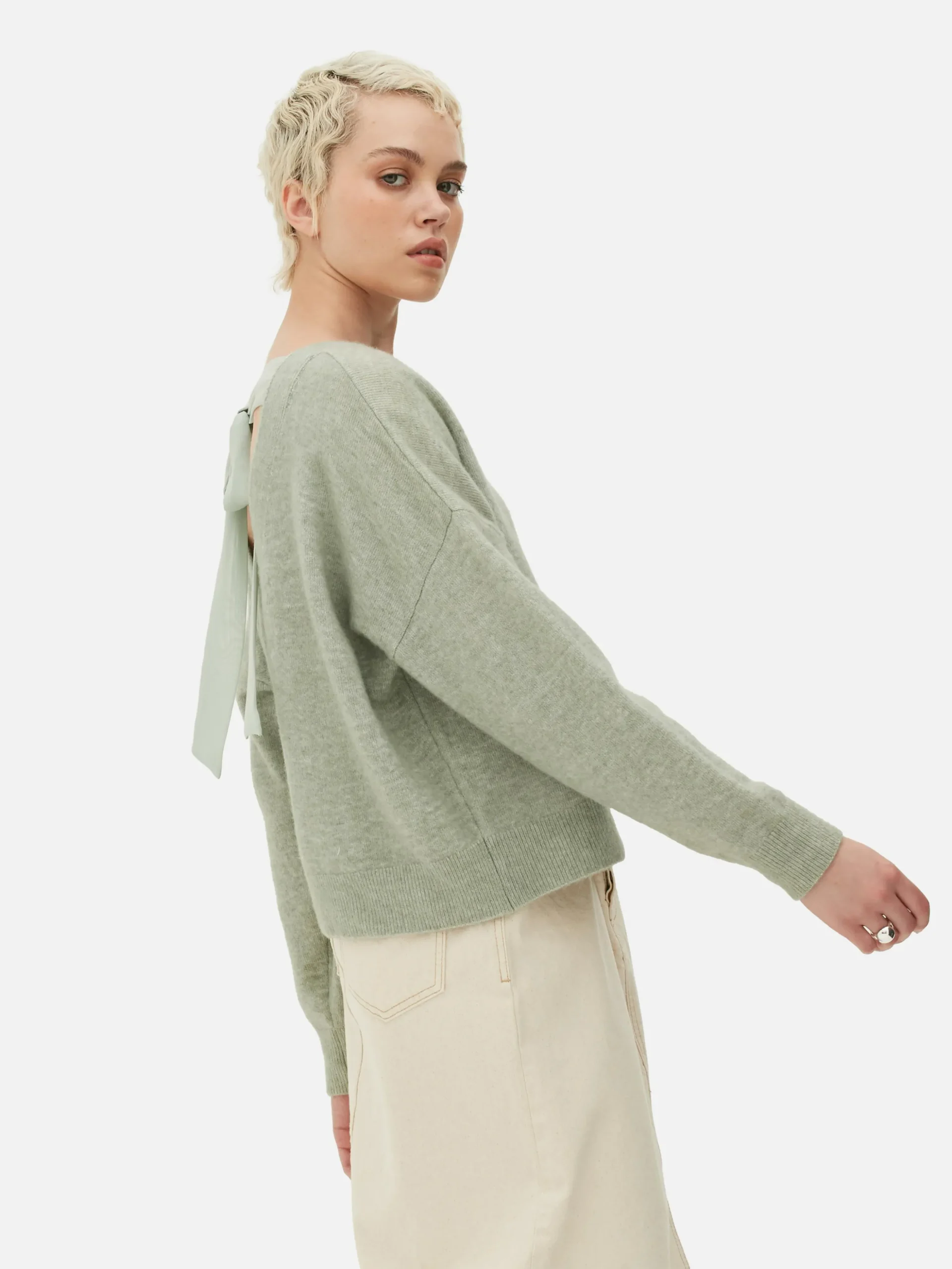pull_tricot_avec_nud_dans_3.webp Pull Tricoté Avec Nœud Dans Le Dos