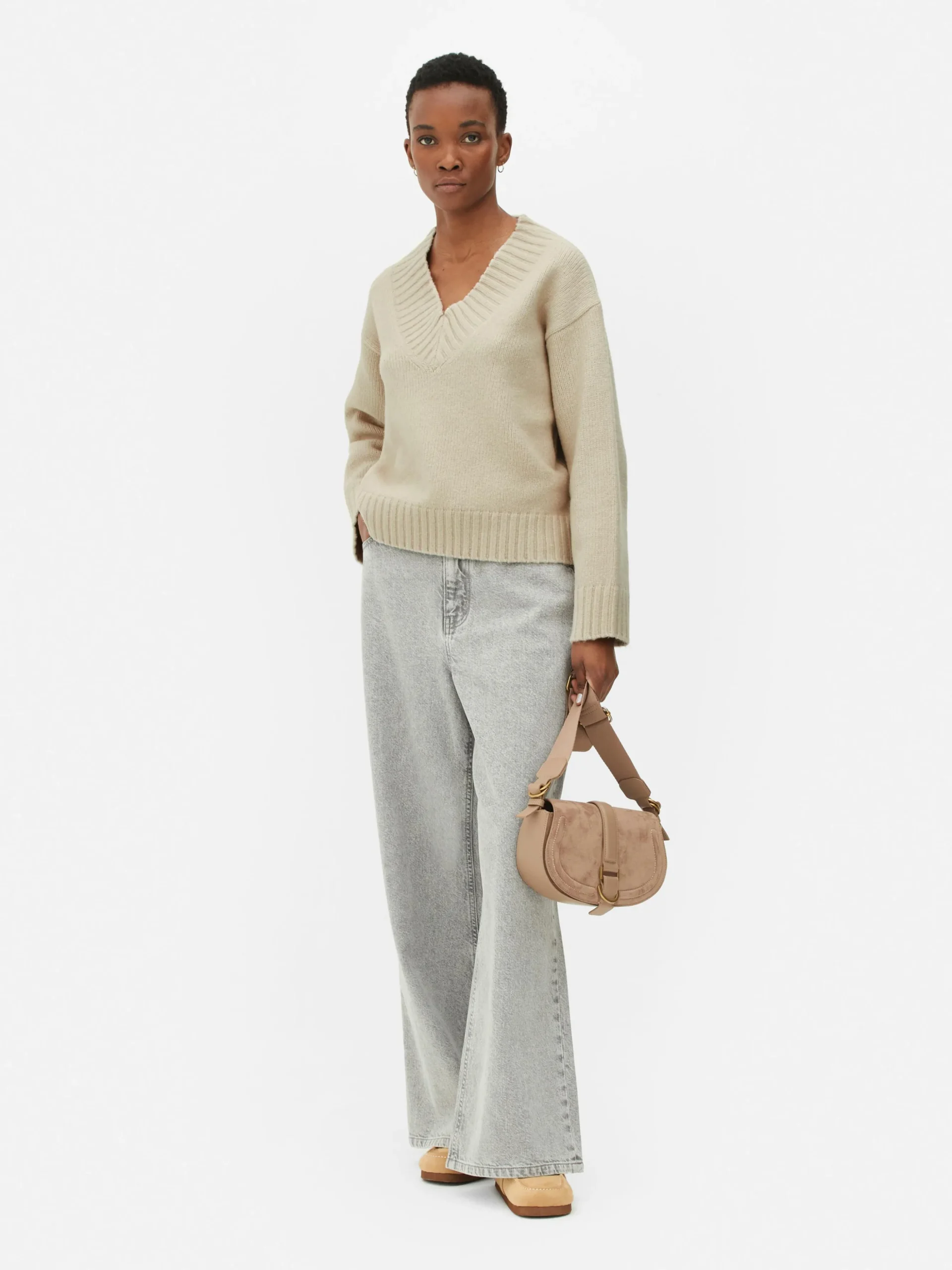 pull_tricot_pais__col_en__1.webp Pull Tricoté épais à Col En V