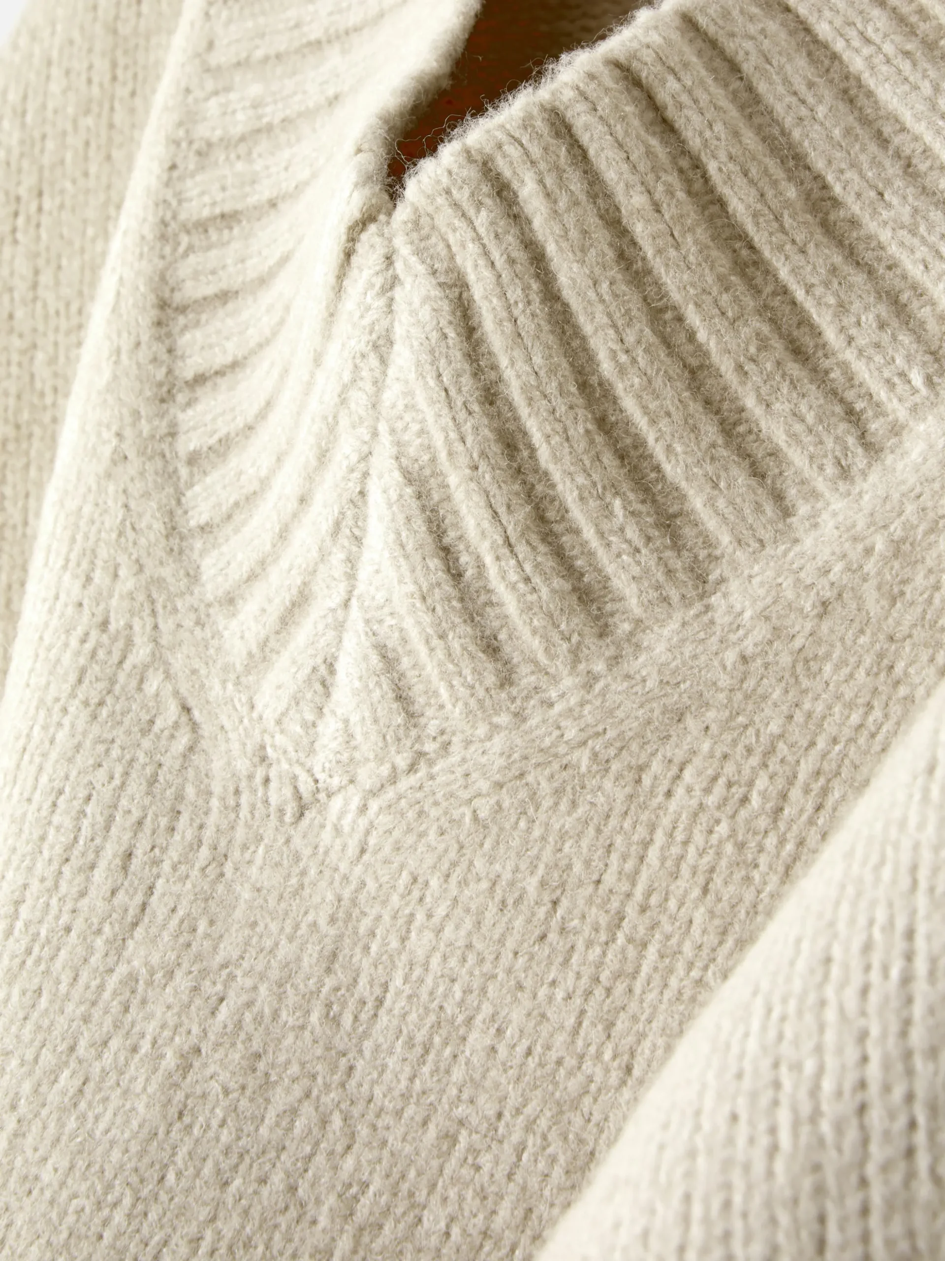 pull_tricot_pais__col_en__5.webp Pull Tricoté épais à Col En V