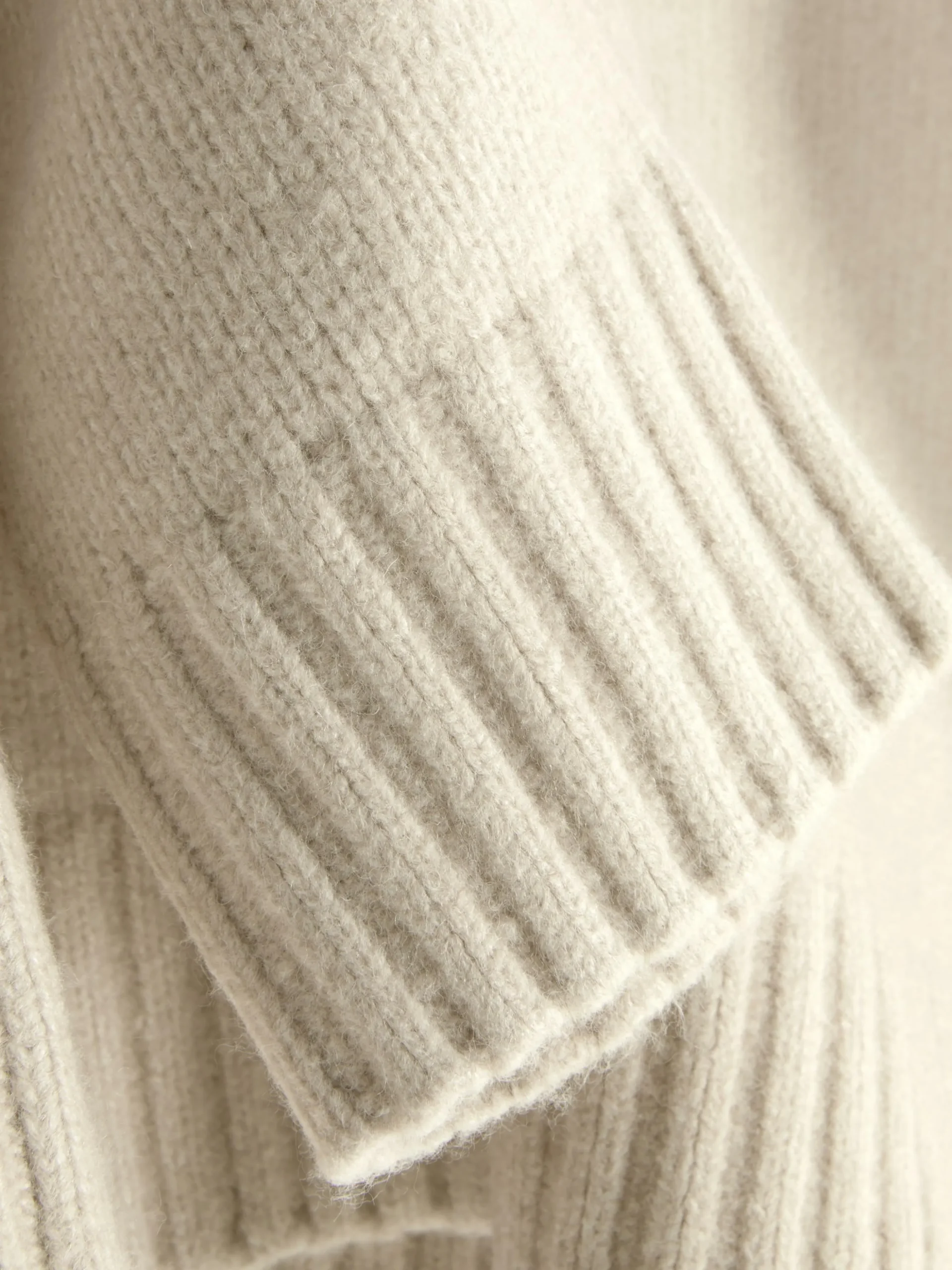 pull_tricot_pais__col_en__6.webp Pull Tricoté épais à Col En V