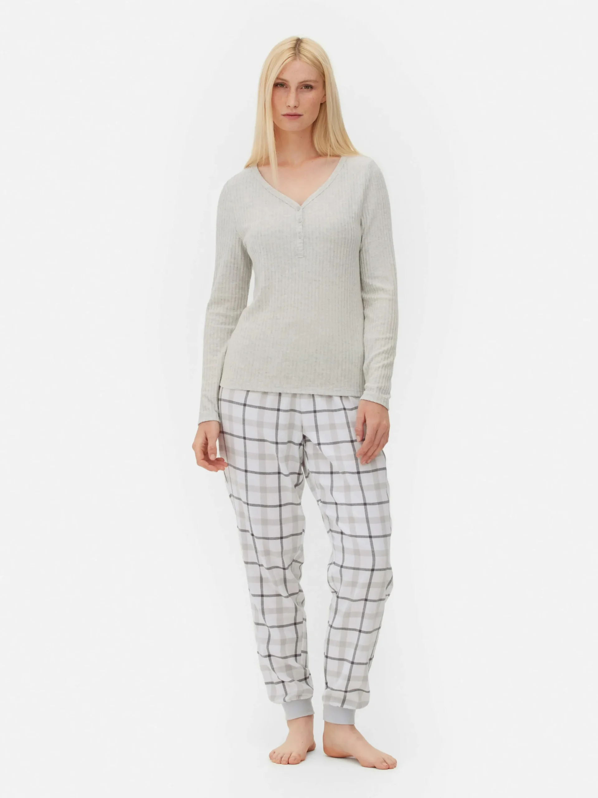 pyjama__manches_longues_a_1-1.webp Pyjama à Manches Longues Avec Bas à Carreaux