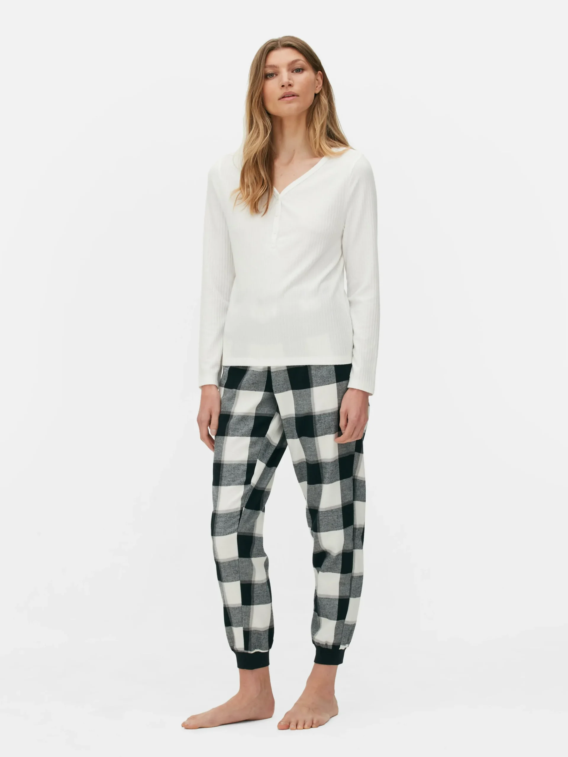 pyjama__manches_longues_a_1.webp Pyjama à Manches Longues Avec Bas à Carreaux