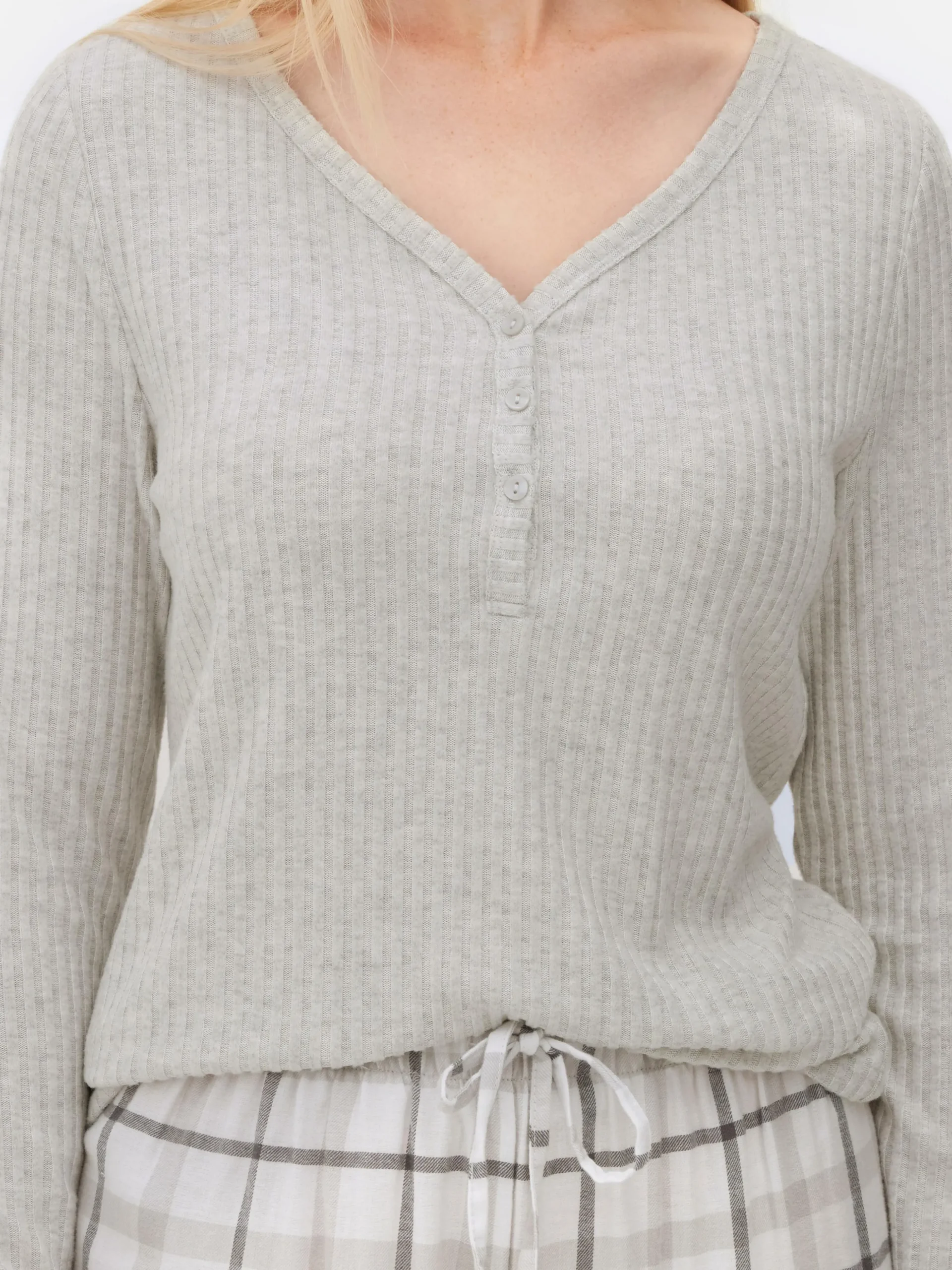 pyjama__manches_longues_a_2-1.webp Pyjama à Manches Longues Avec Bas à Carreaux