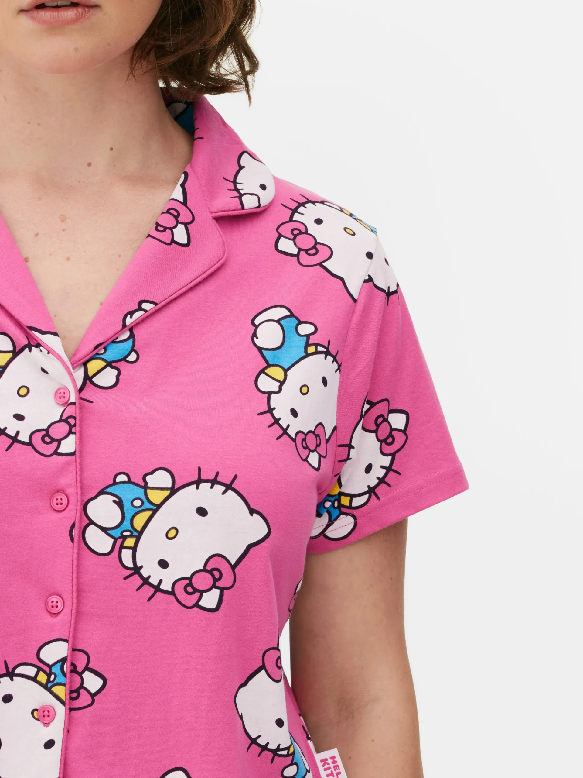 pyjama_chemise_et_short_e_2-1.webp Pyjama Chemise Et Short 50e Anniversaire Hello Kitty