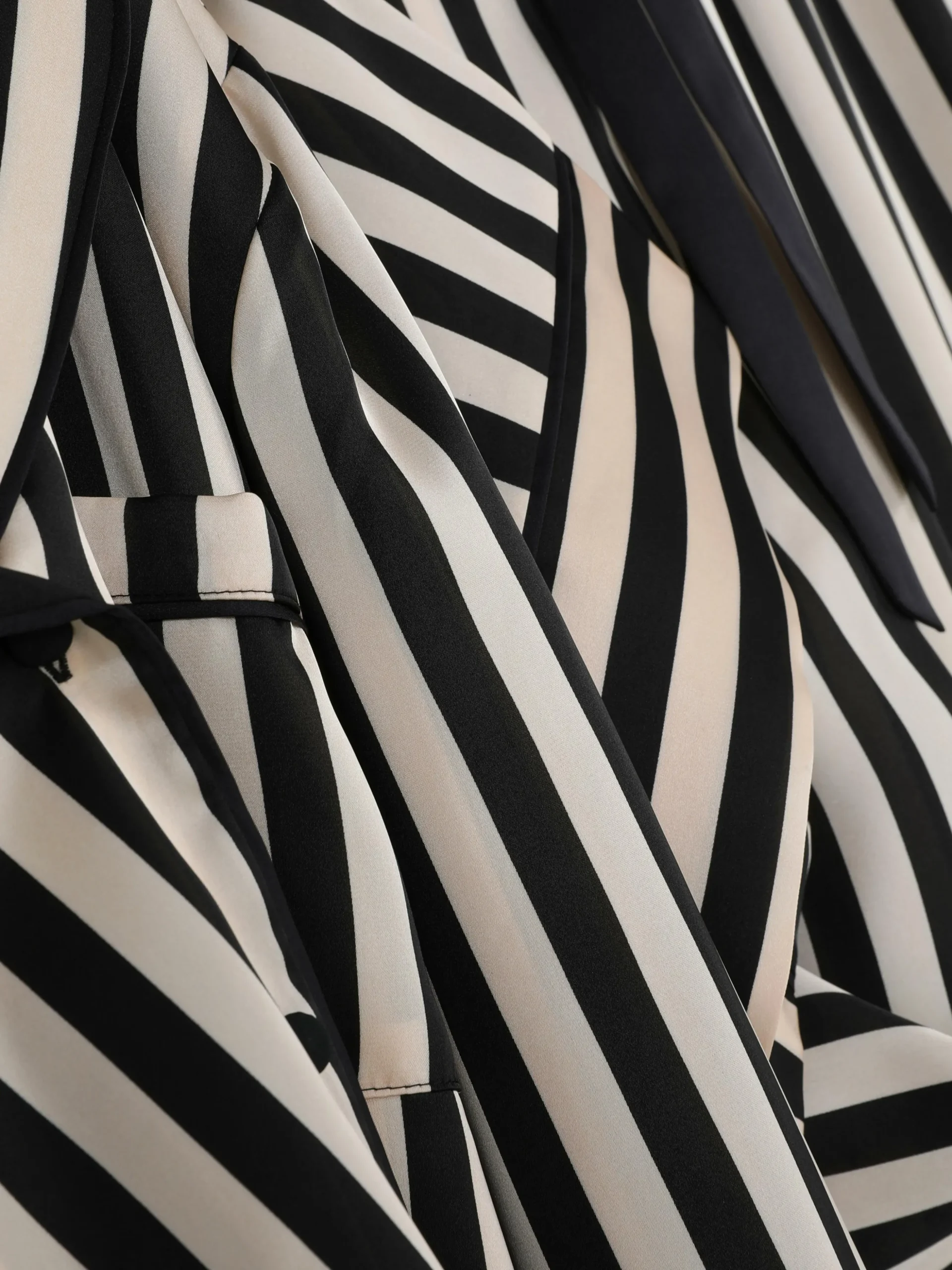 pyjama_en_satin__manches__1-2.webp Pyjama En Satin à Manches Longues