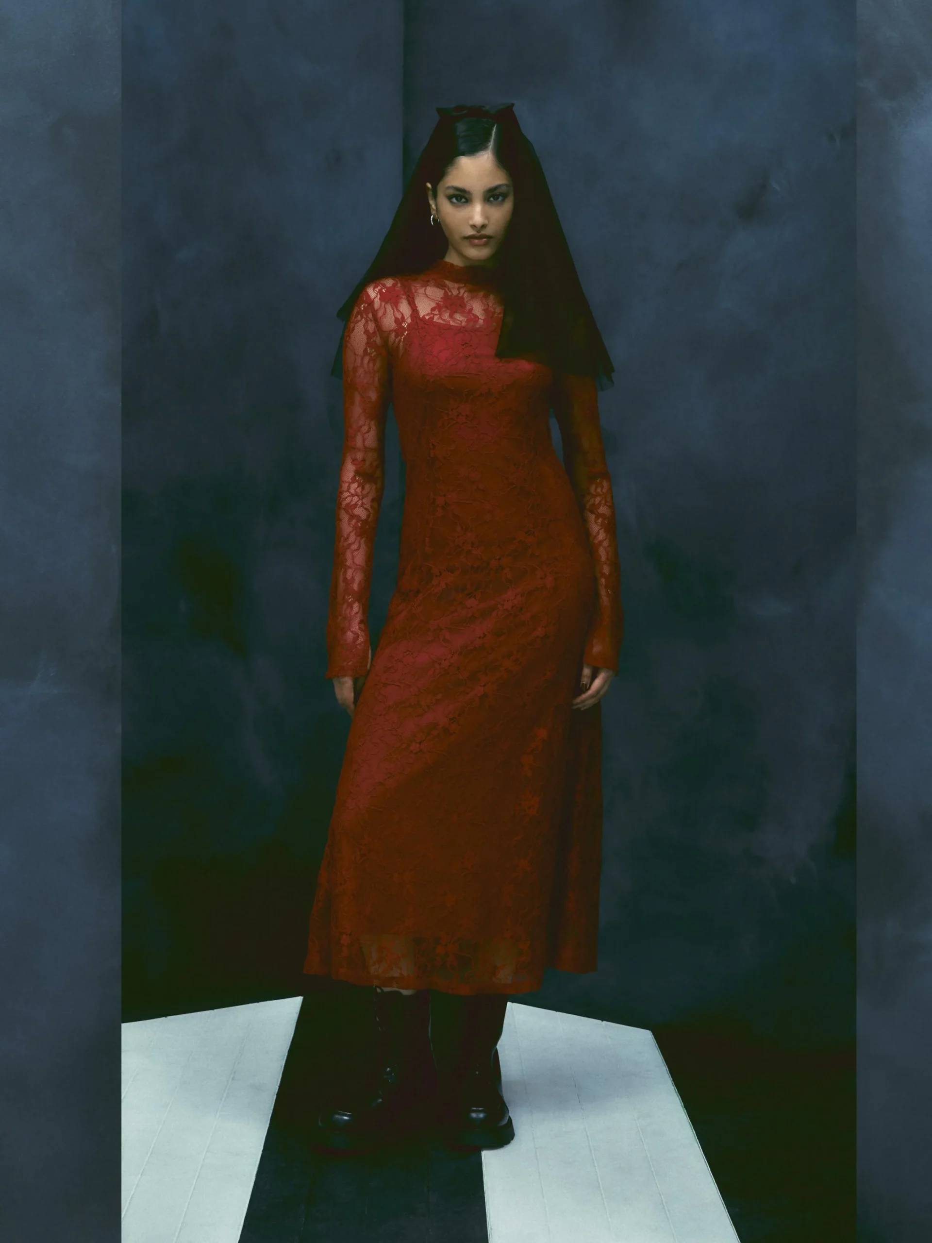 robe_milongue_en_dentelle_0.webp Robe Mi-longue En Dentelle à Col Montant Beetlejuice X Colleen Atwood