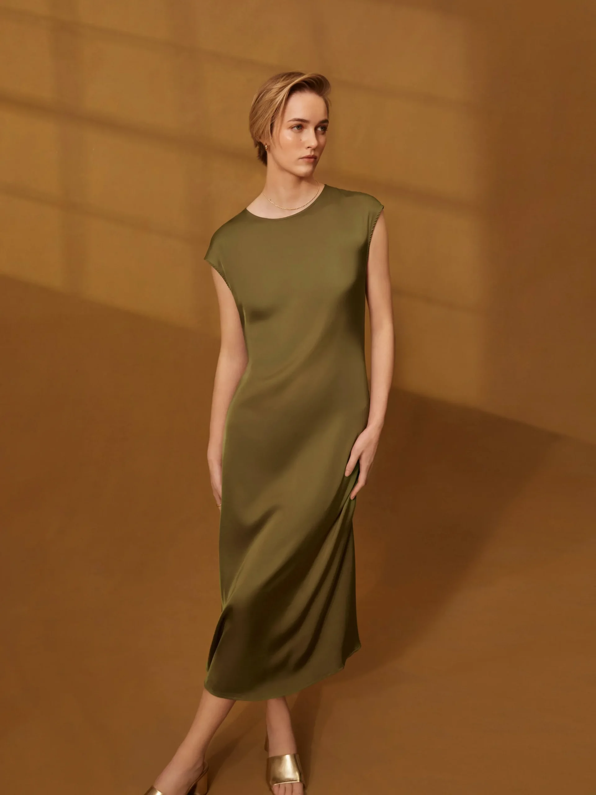 robe_milongue_en_satin_th_0-1.webp Robe Mi-longue En Satin The Edit