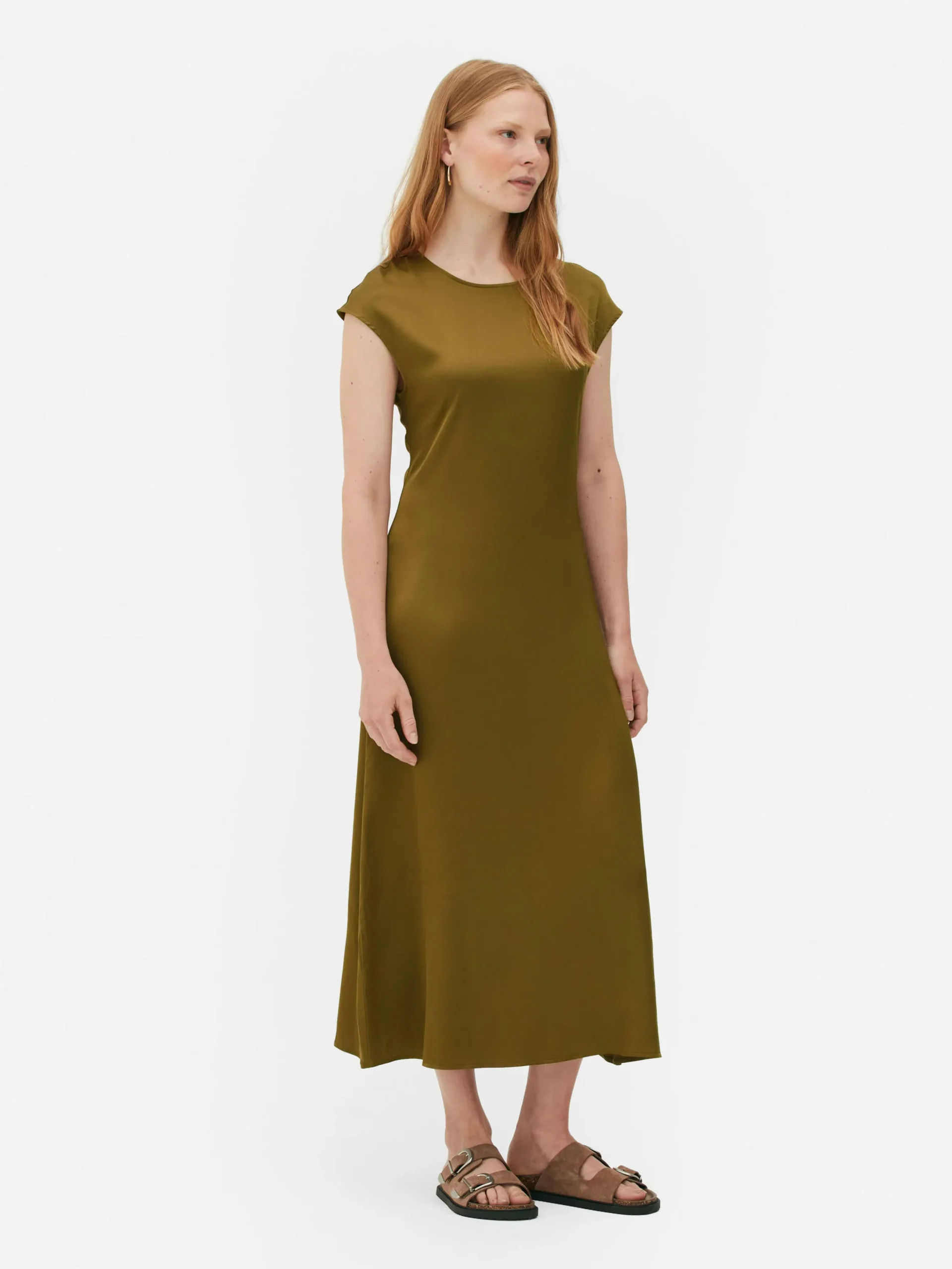 robe_milongue_en_satin_th_2-1.webp Robe Mi-longue En Satin The Edit