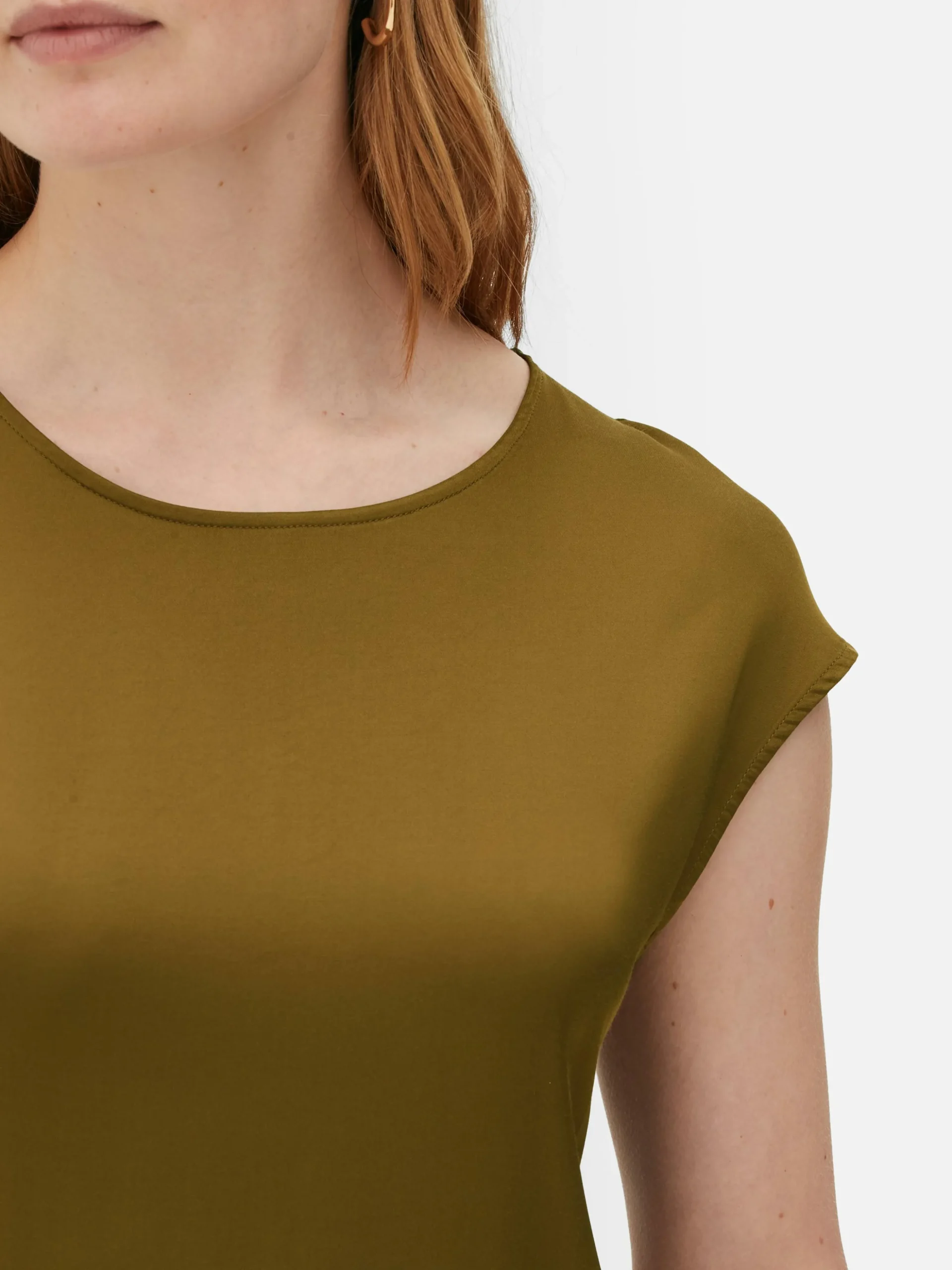 robe_milongue_en_satin_th_3-1.webp Robe Mi-longue En Satin The Edit