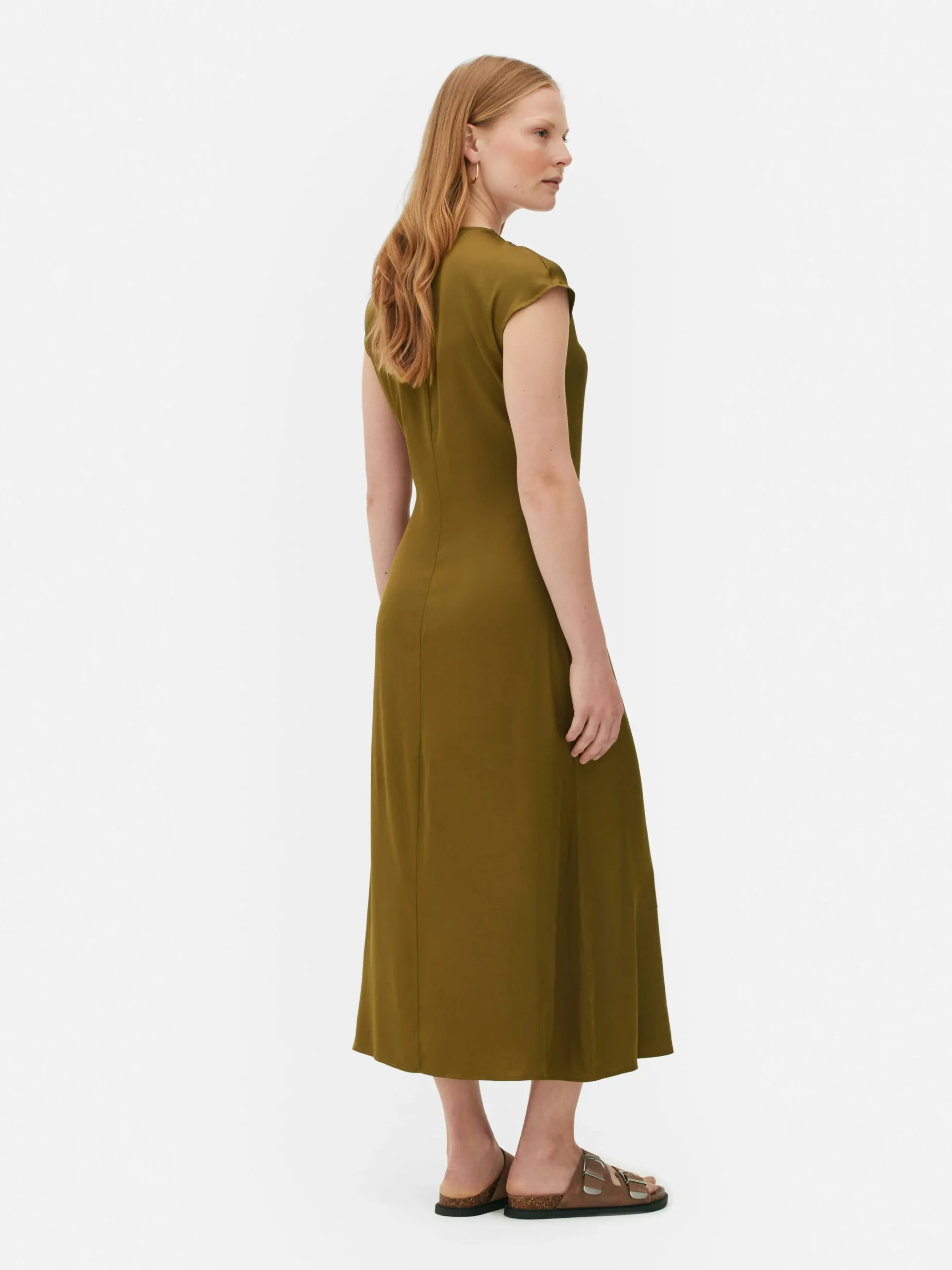 robe_milongue_en_satin_th_4-1.webp Robe Mi-longue En Satin The Edit