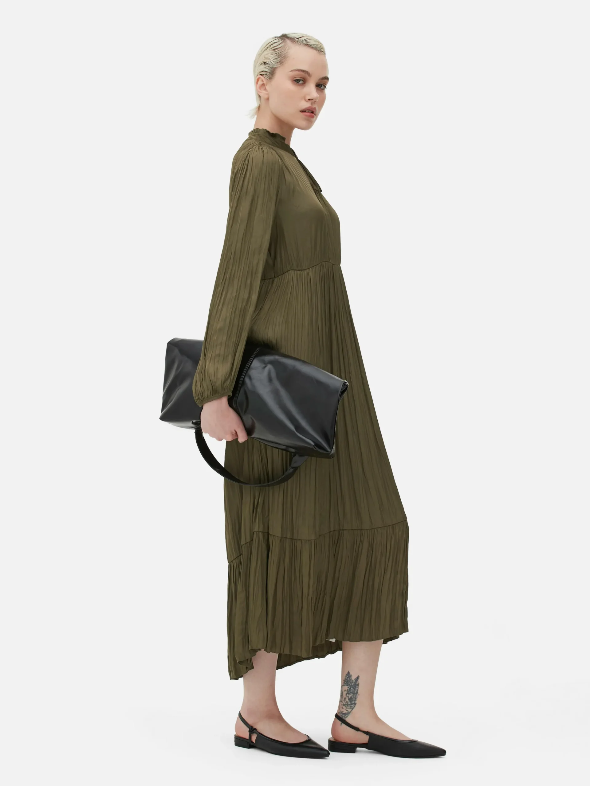 robe_milongue_plisse_en_s_0.webp Robe Mi-longue Plissée En Satin