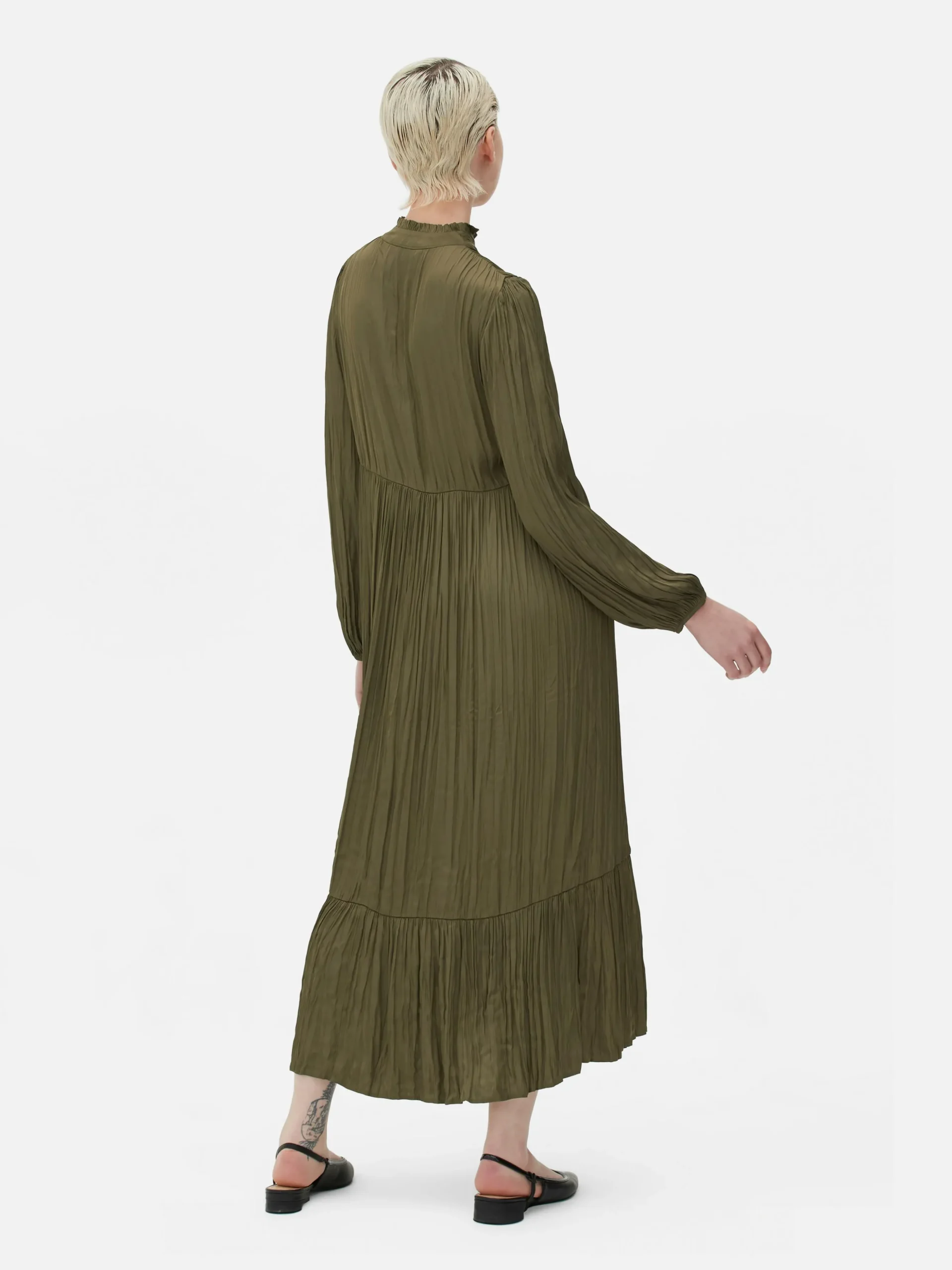 robe_milongue_plisse_en_s_3.webp Robe Mi-longue Plissée En Satin